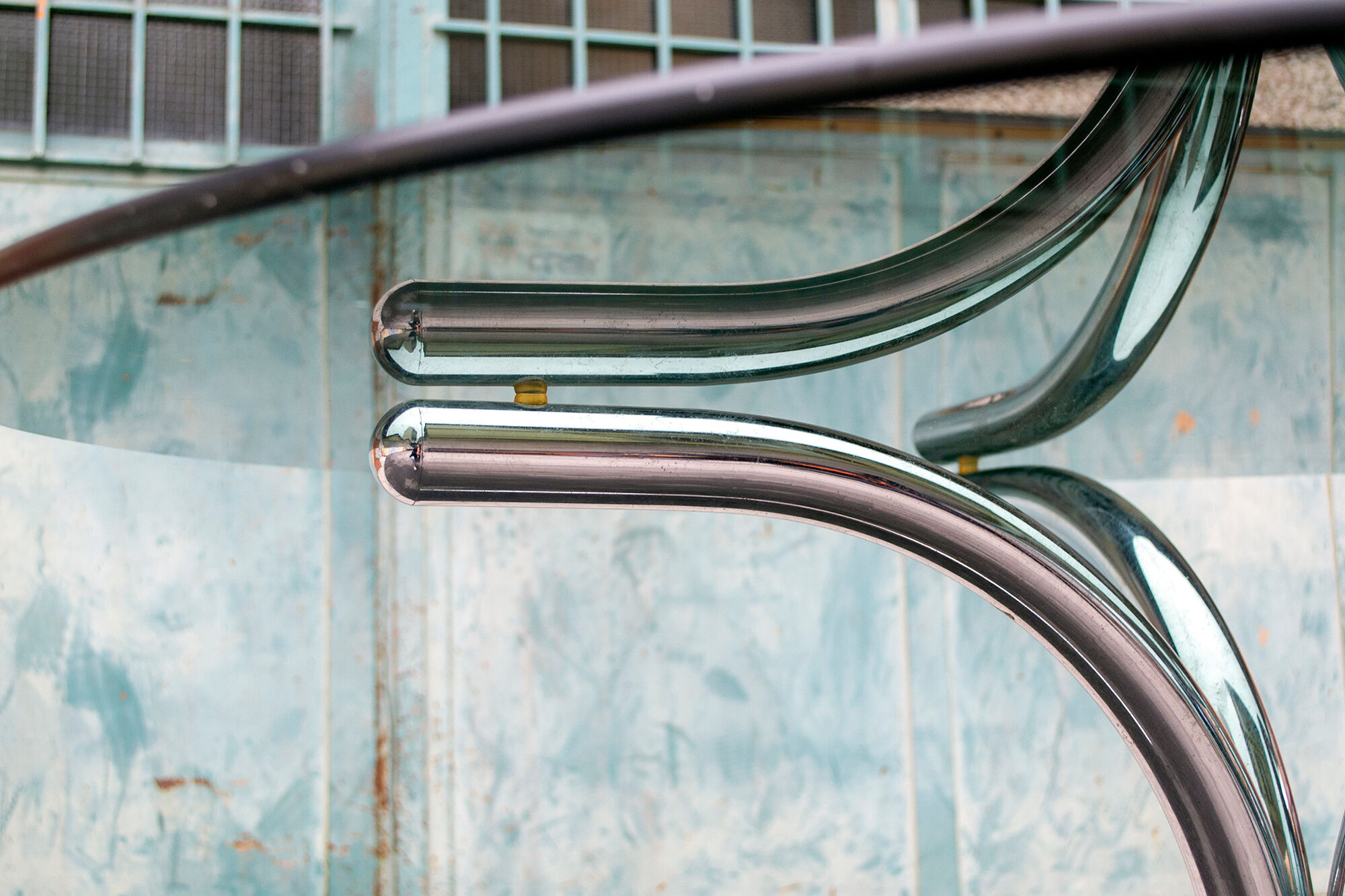 Round table in chromed metal and glass Italia Anni '60