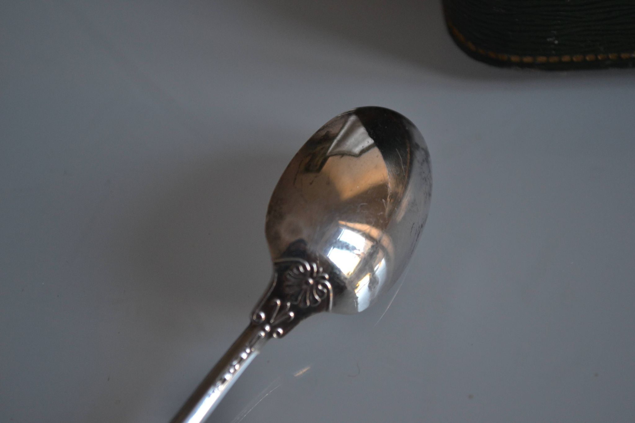 12 Cuillères à moka métal argenté manche à la russe + boite