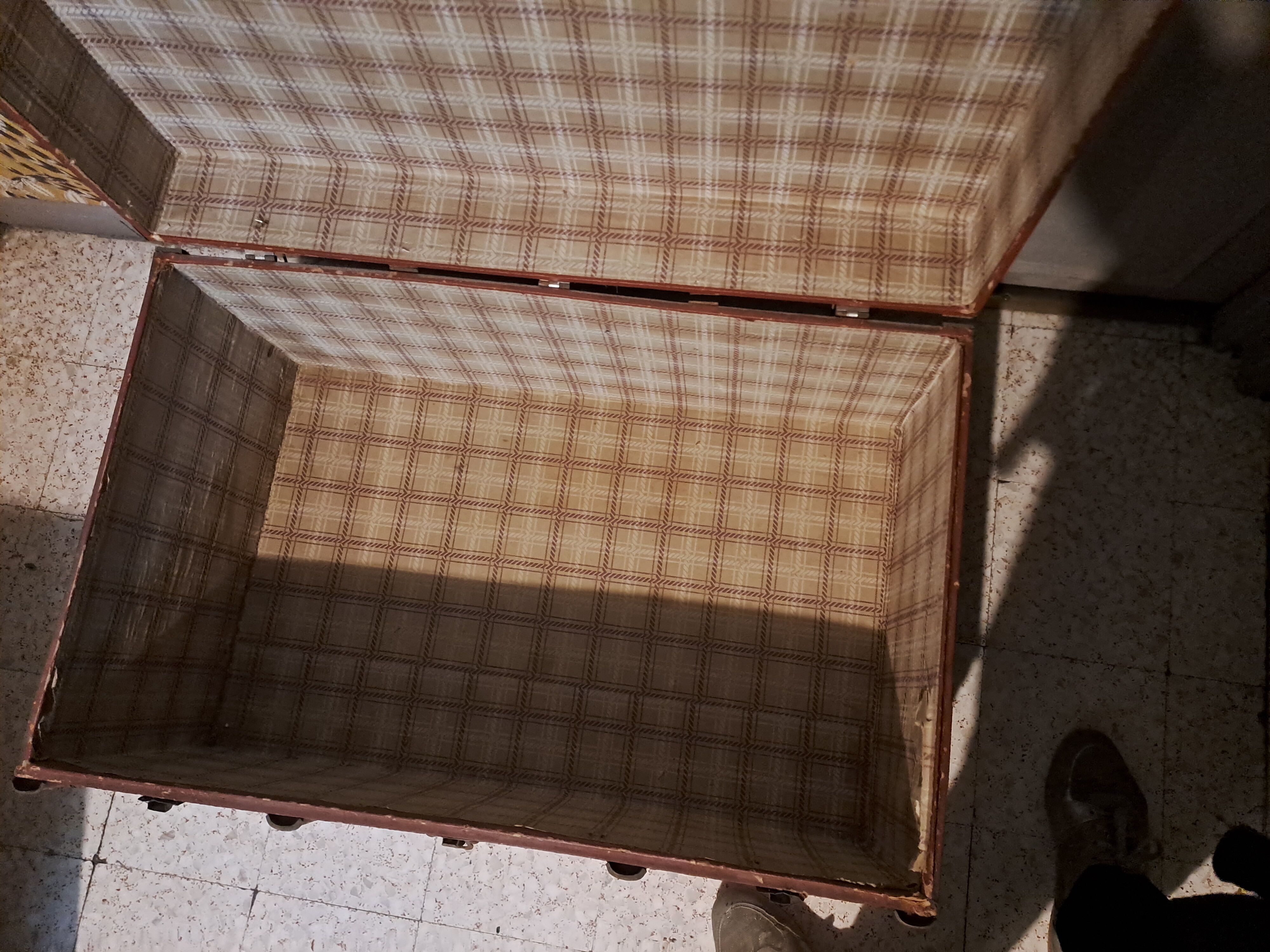Vintage vintage old travel trunk dating from the 1920s/1940s