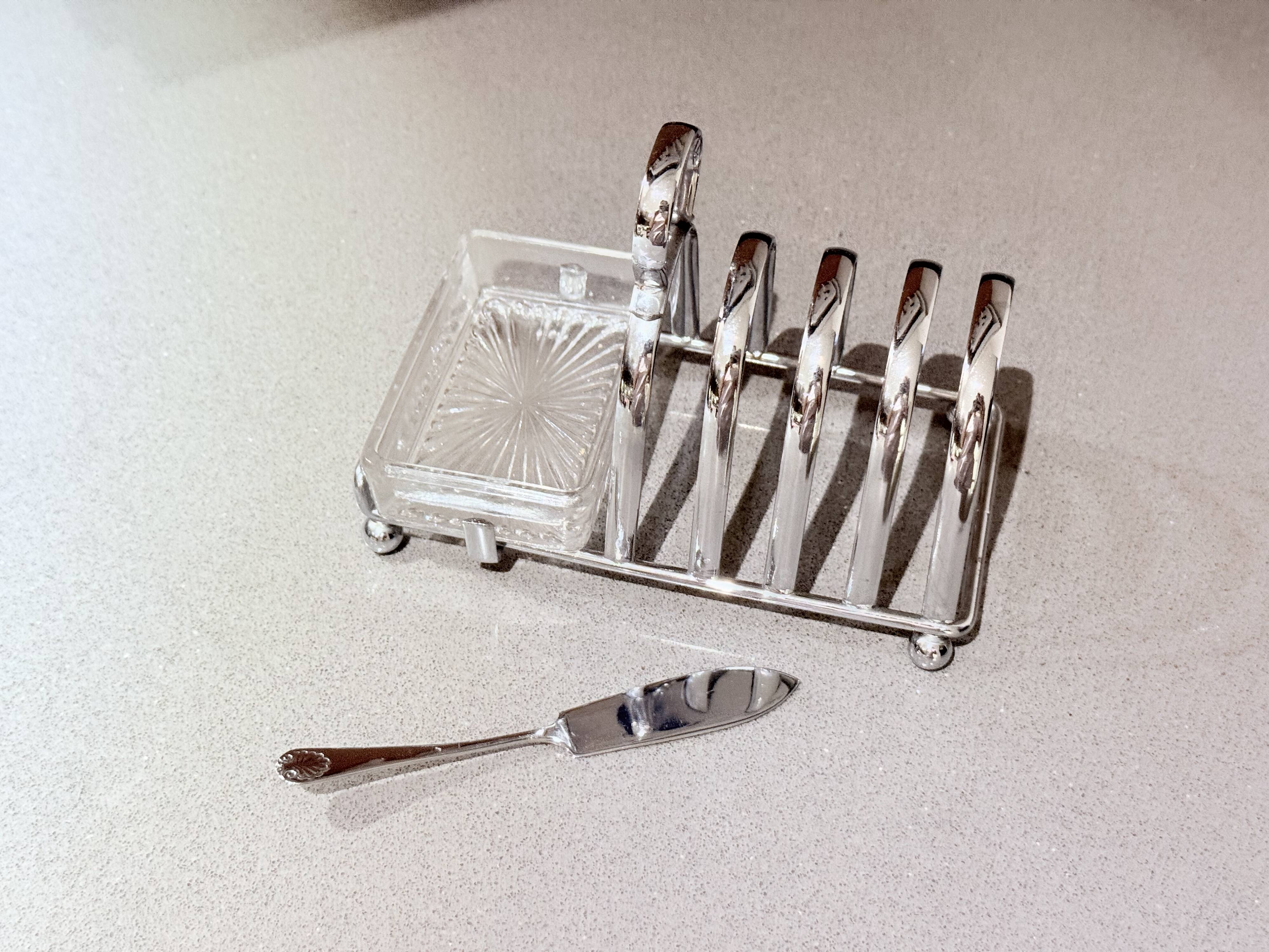 Porte-toast en argent massif Art Déco avec plateau assorti, beurrier en cristal et couteau.
