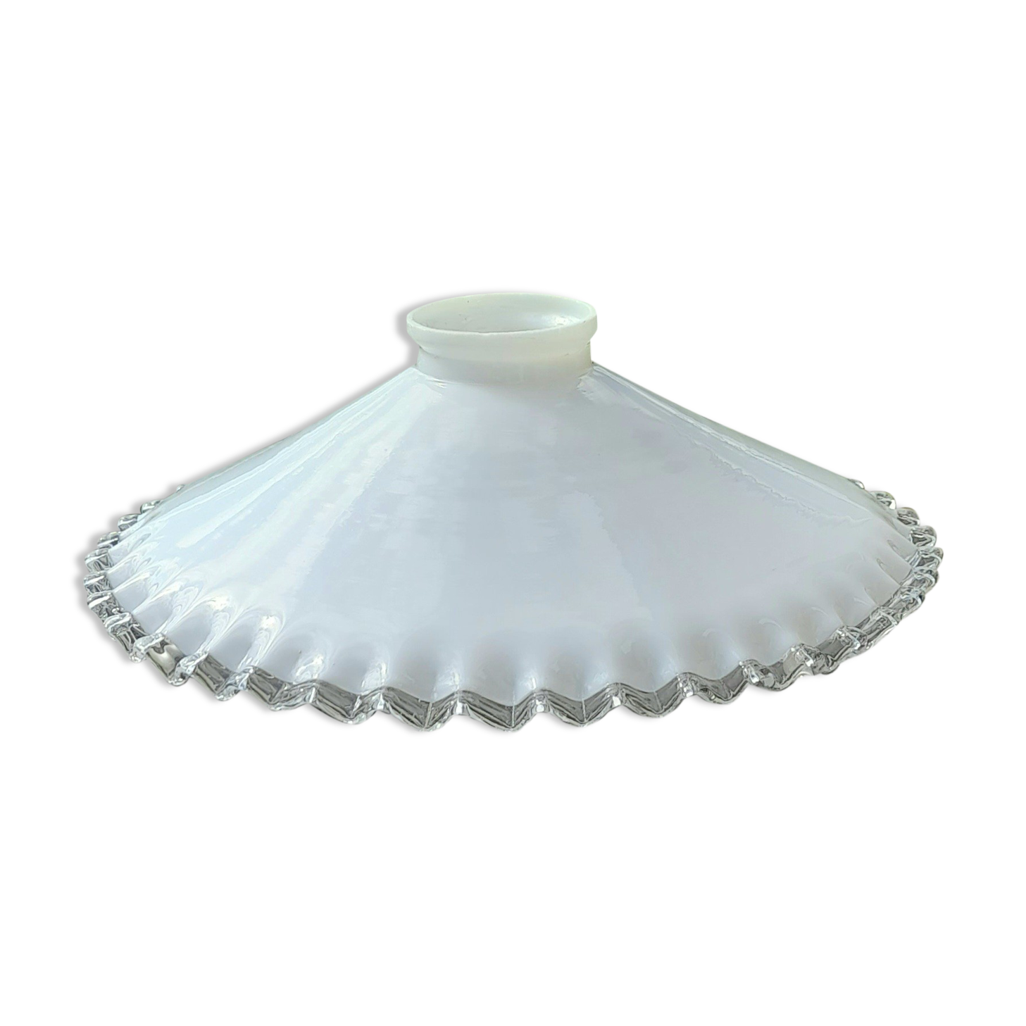 Serrated opaline suspension