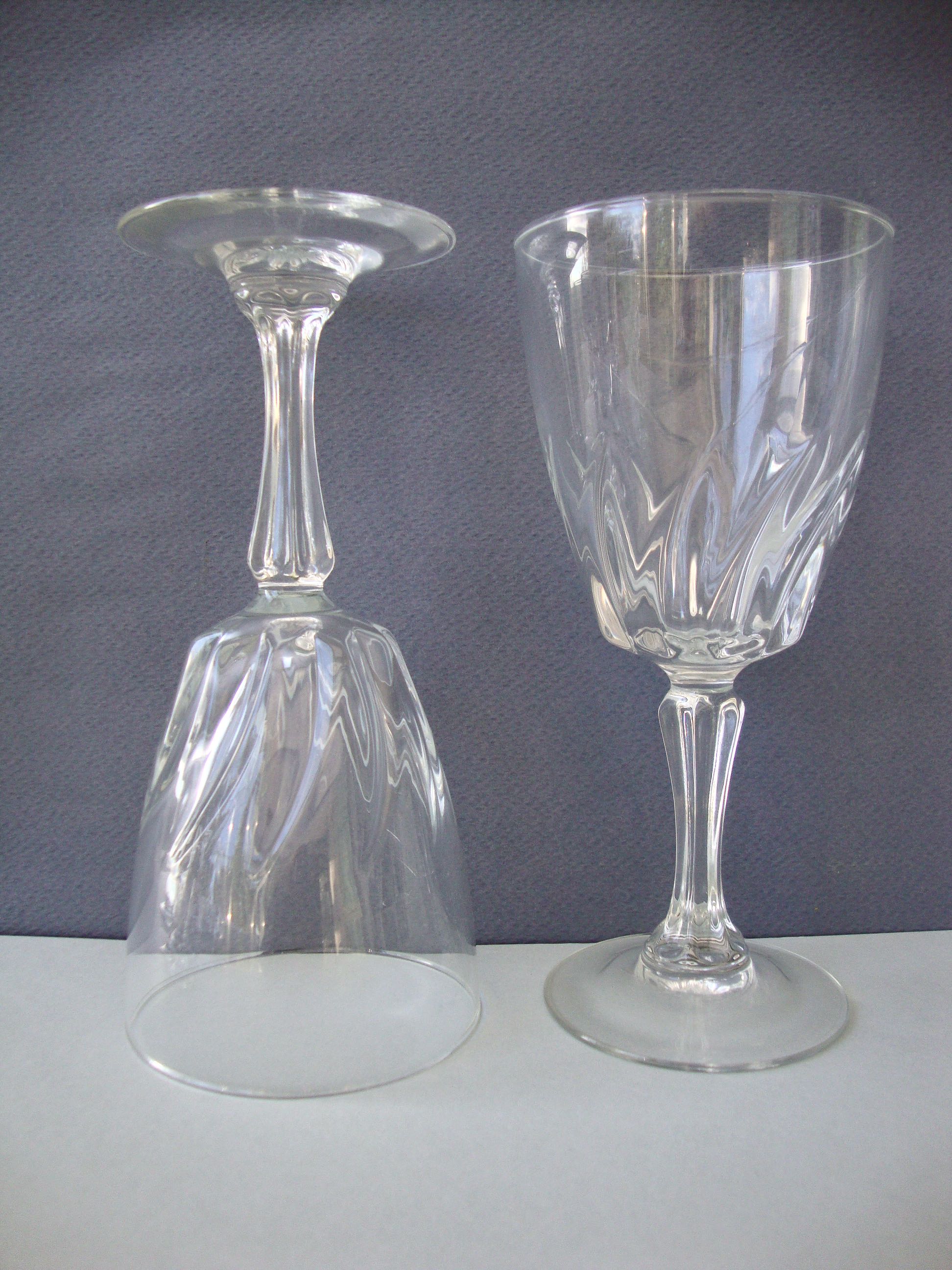 Suite of 12 glasses of wine 60s