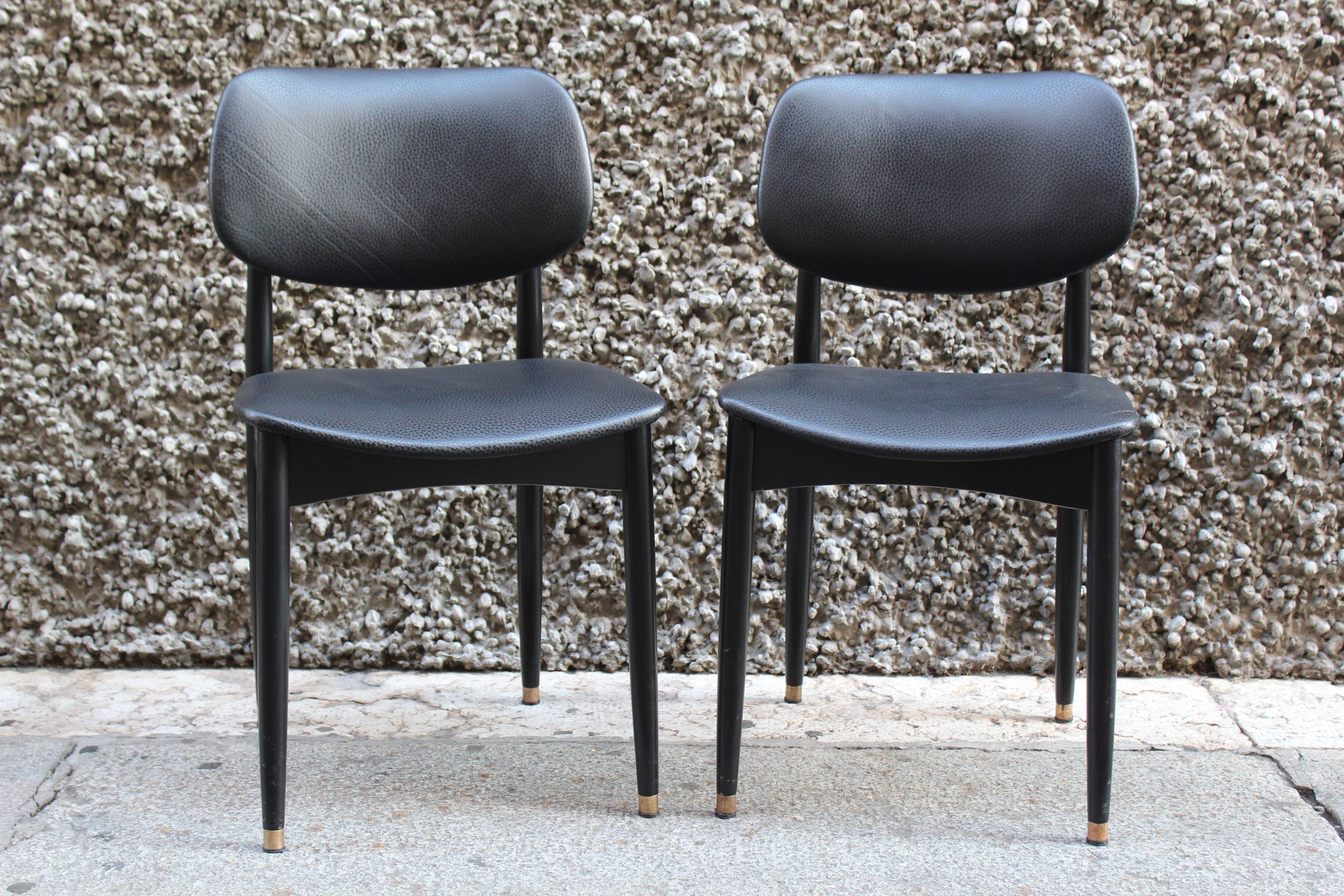 Coppia di sedie cassina da ufficio vintage in pelle nera, italia 1950, ottimo stato.