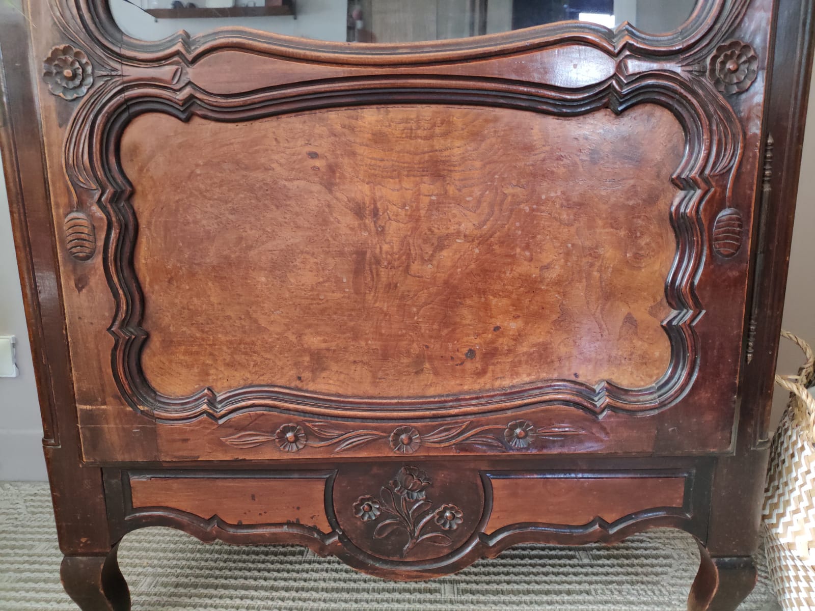 Glazed dotière in elm magnifying glass