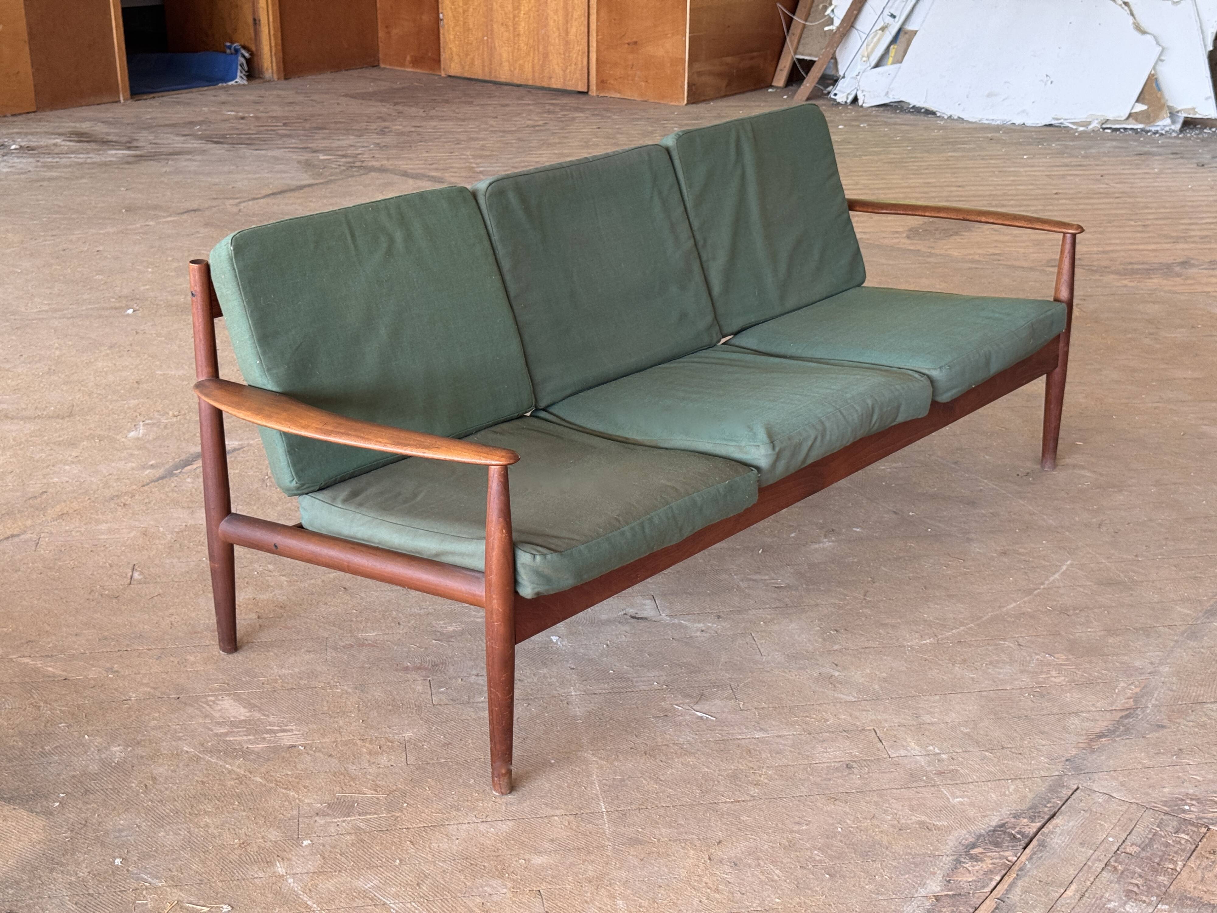 Canapé scandinave par Grete Jalk pour France & Son circa 1960