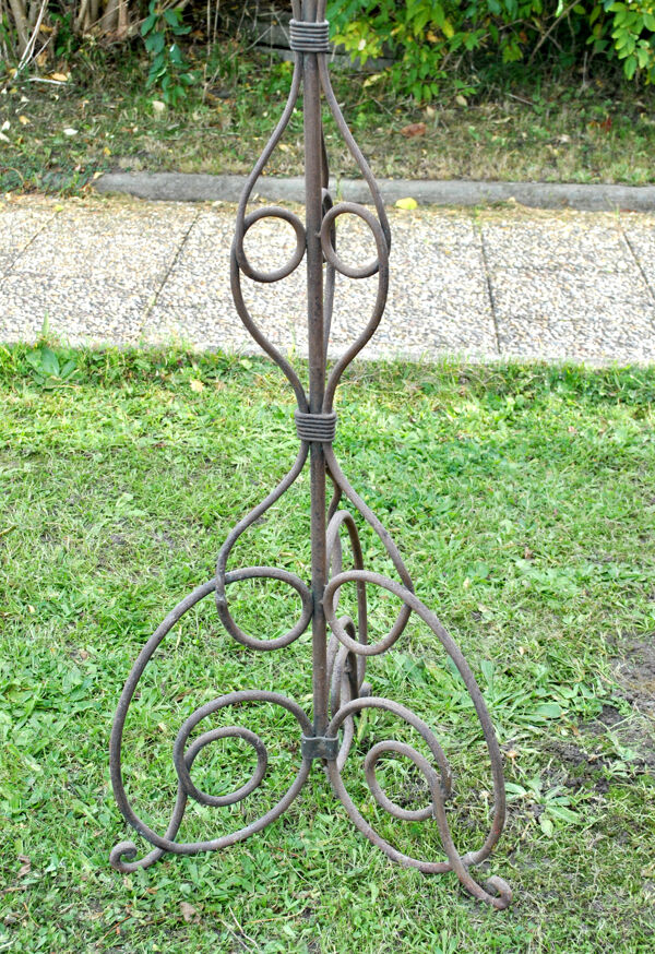 Pied de lampe en fer forgé vintage, lampadaire tripode volutes