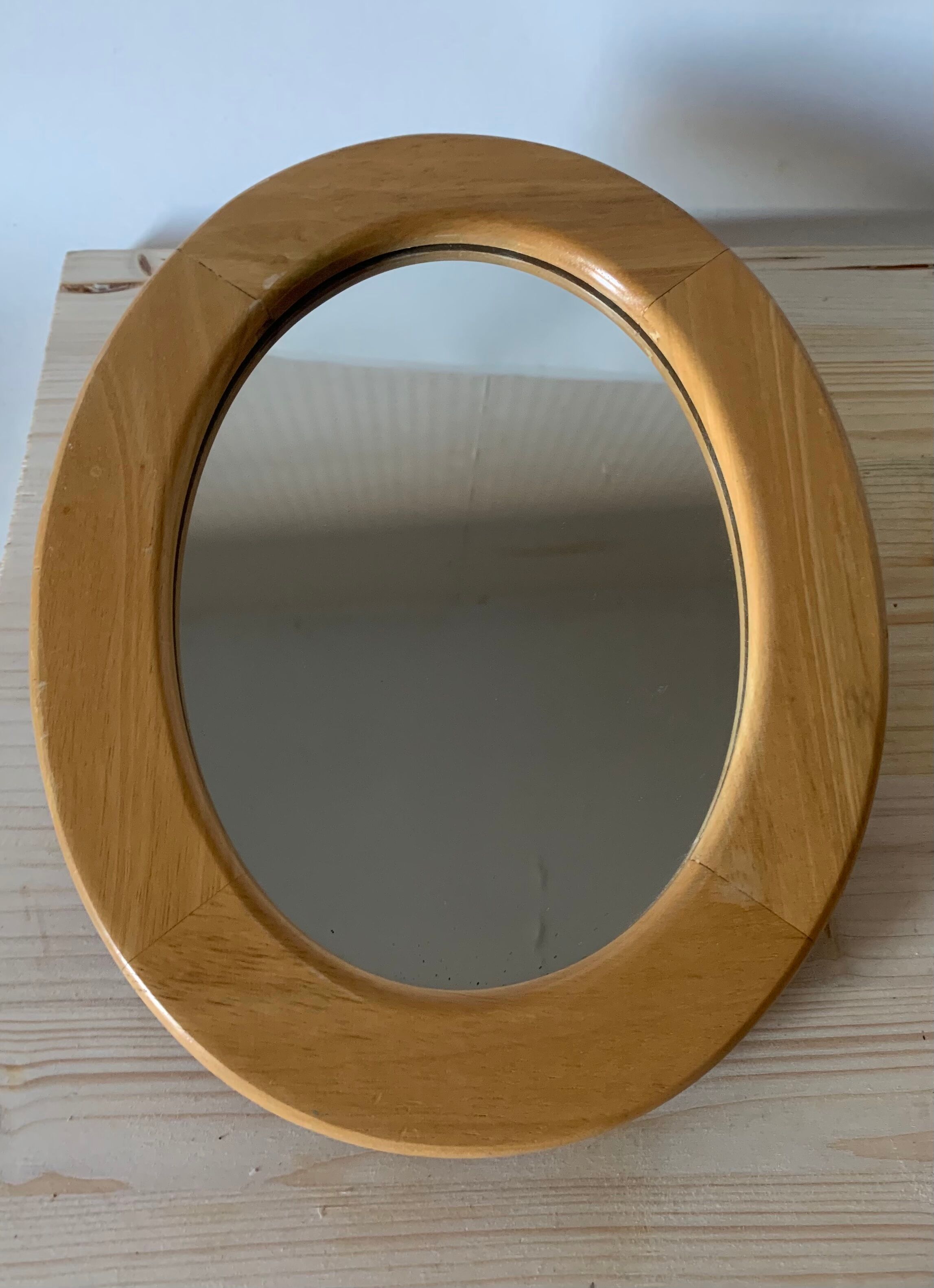 Mirror to install oval