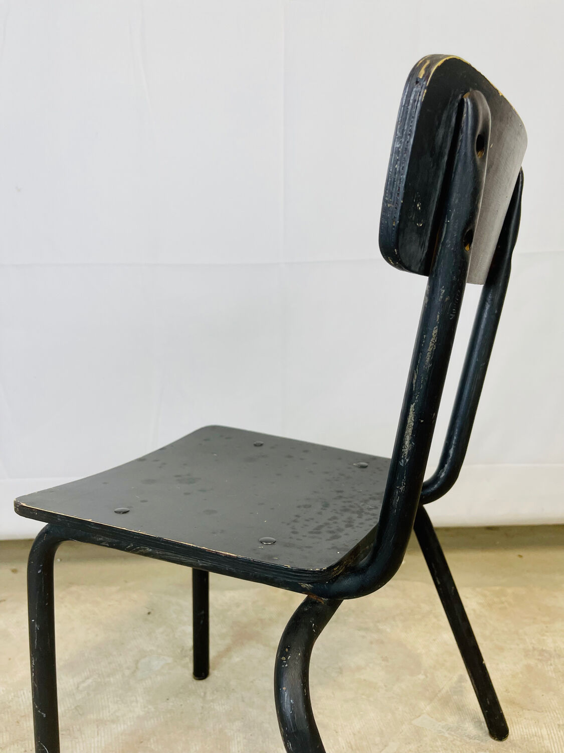 Chaise d’enfant en métal et bois