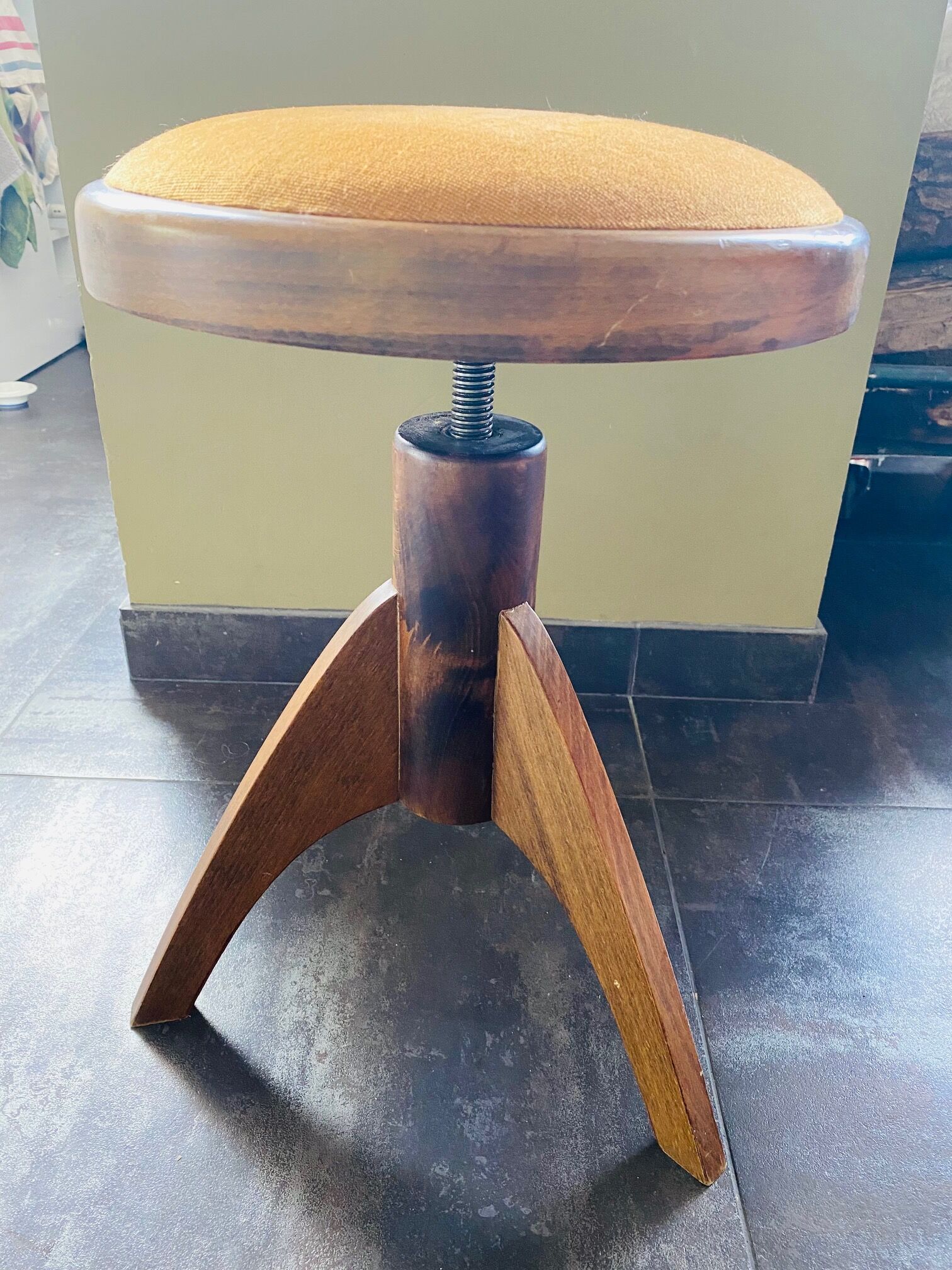 Adjustable vintage piano stool made of wood and velvet