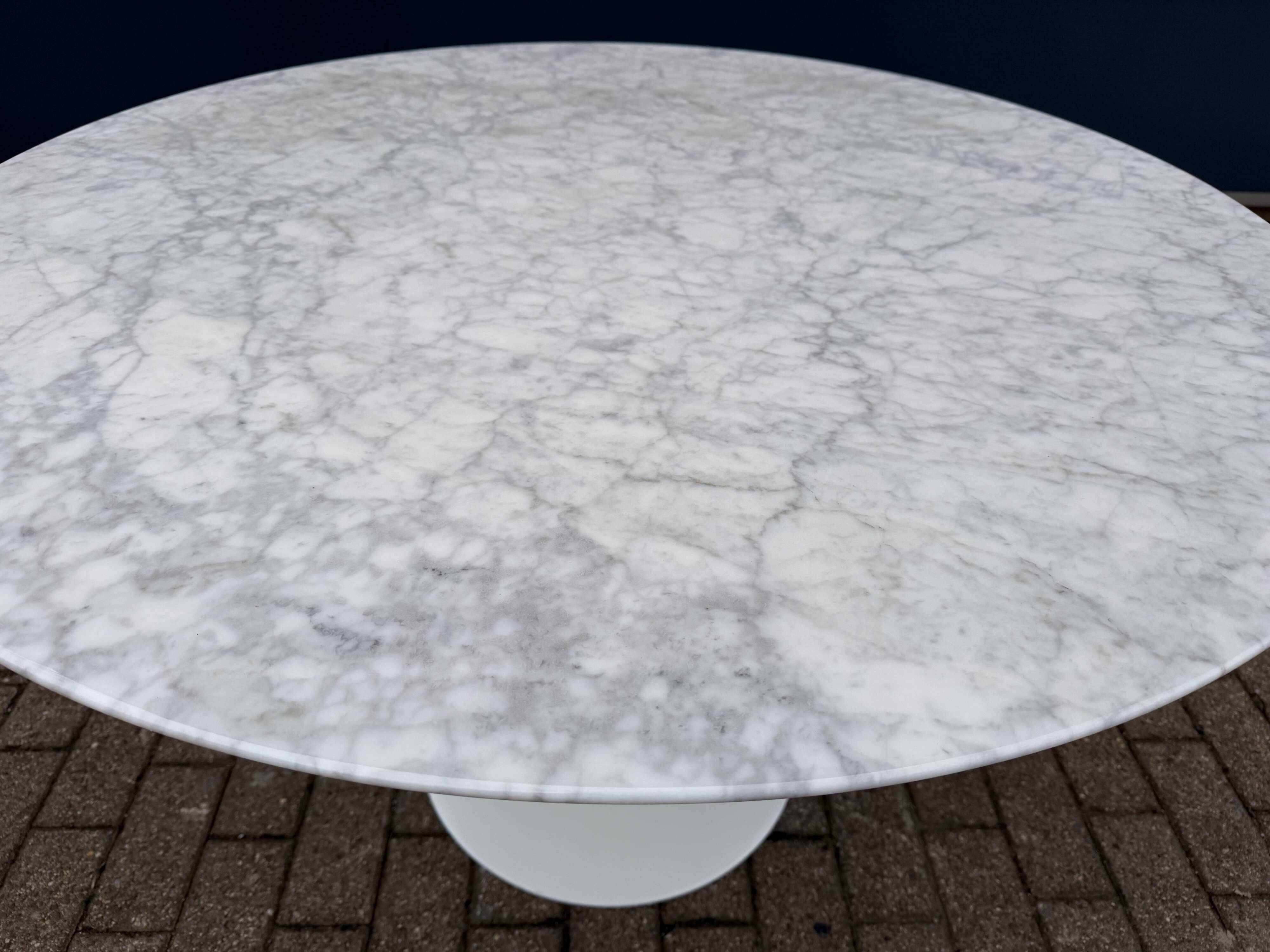 Original Knoll Tulip dining table in Carrara marble (120cm)