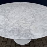 Original Knoll Tulip dining table in Carrara marble (120cm)