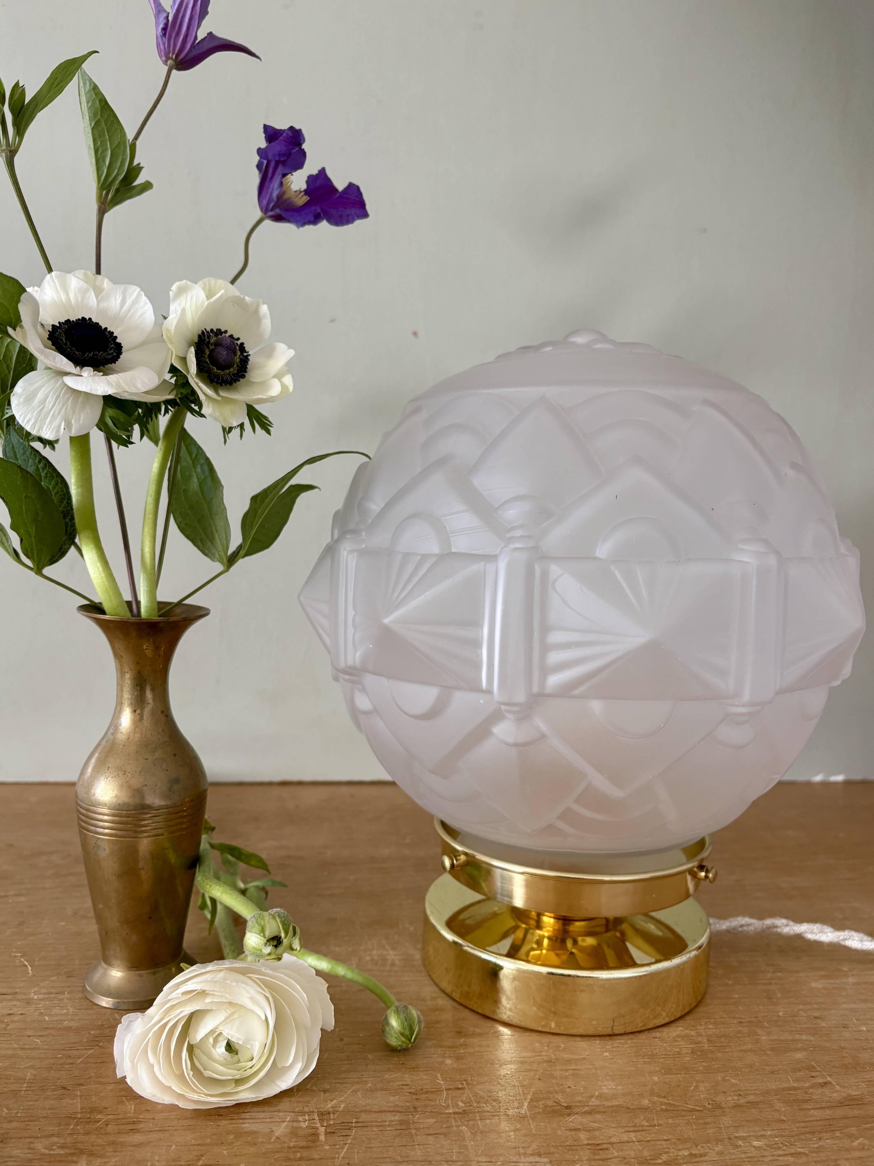 Vintage art deco globe table lamp in frosted glass