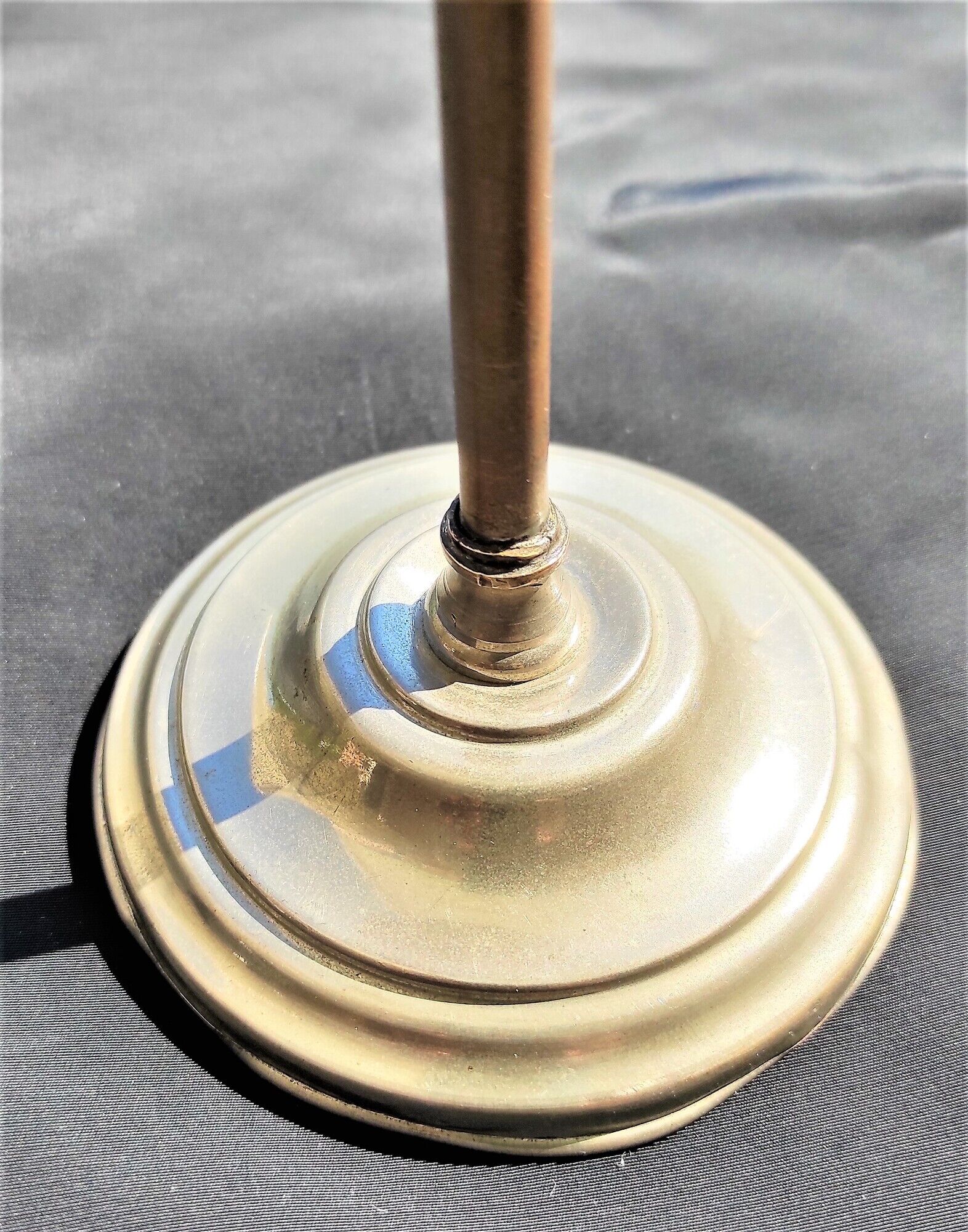 Adjustable hat holder of the brand Siegel Paris 1900/1950 with its chrome foot