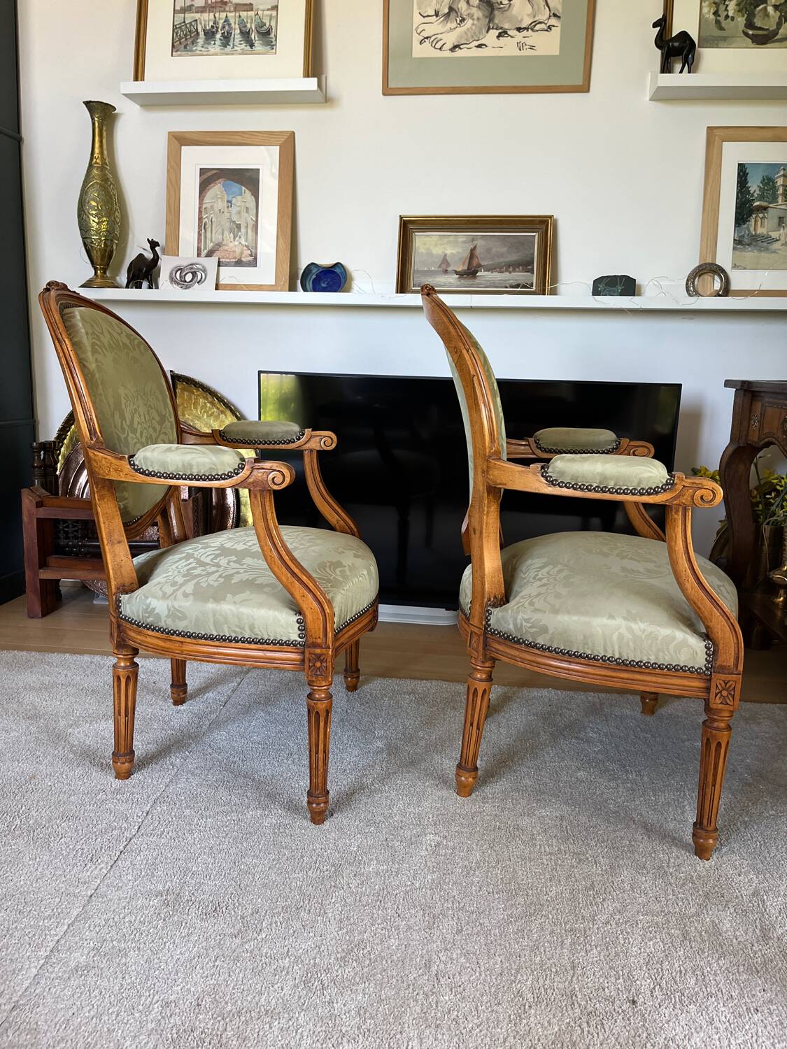Paire de fauteuils cabriolets style Louis XVI