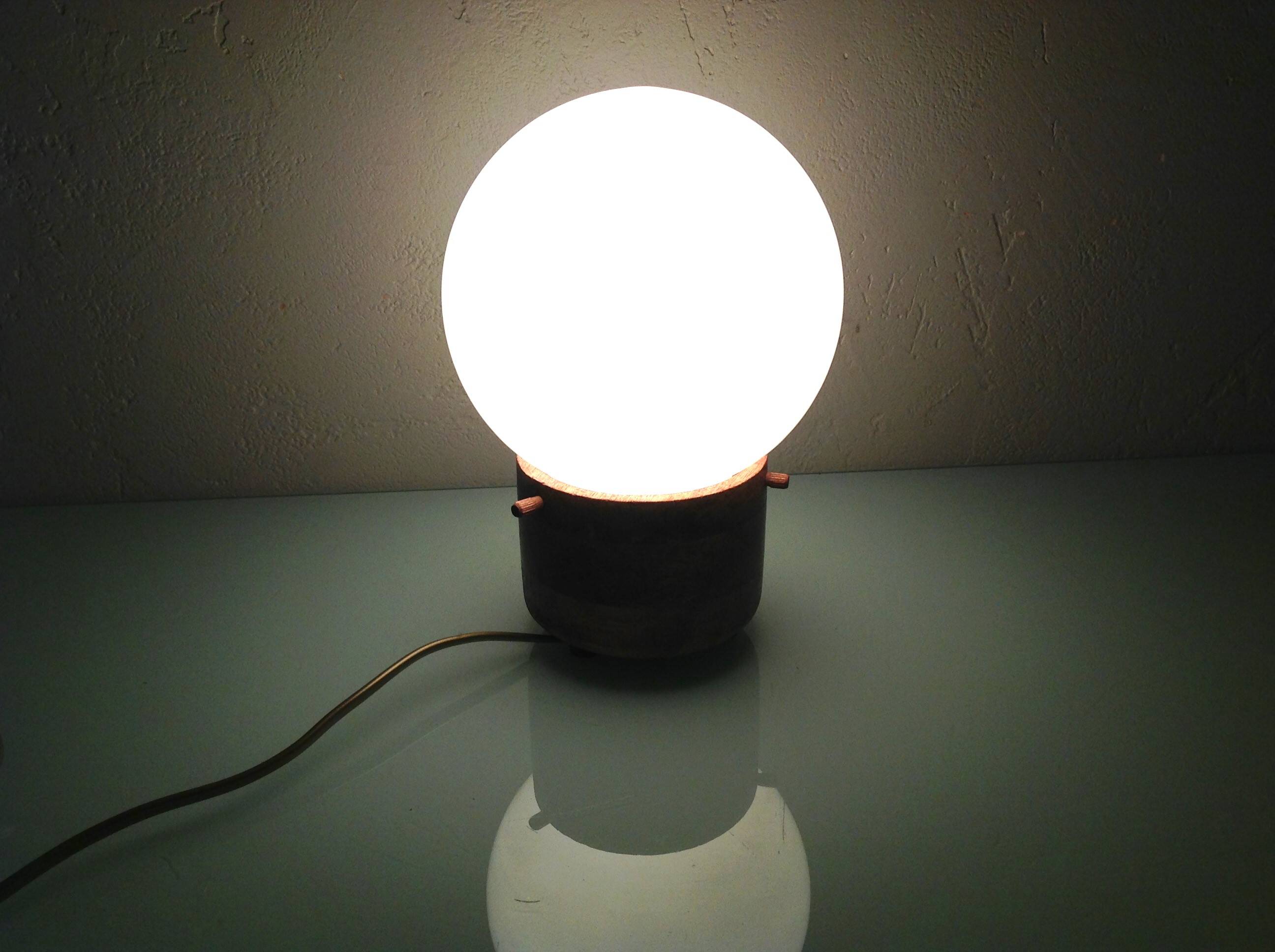 Lampe globe en opaline blanche sur socle bois