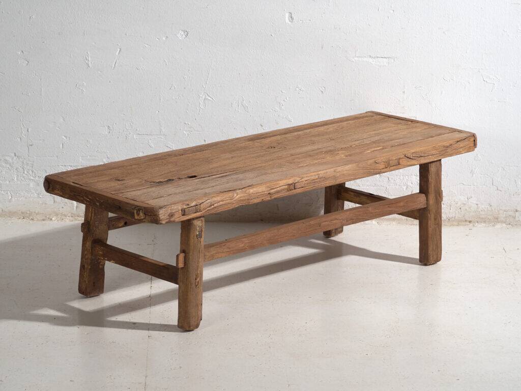 Table basse ancienne en bois de pin – Chine, circa 1930