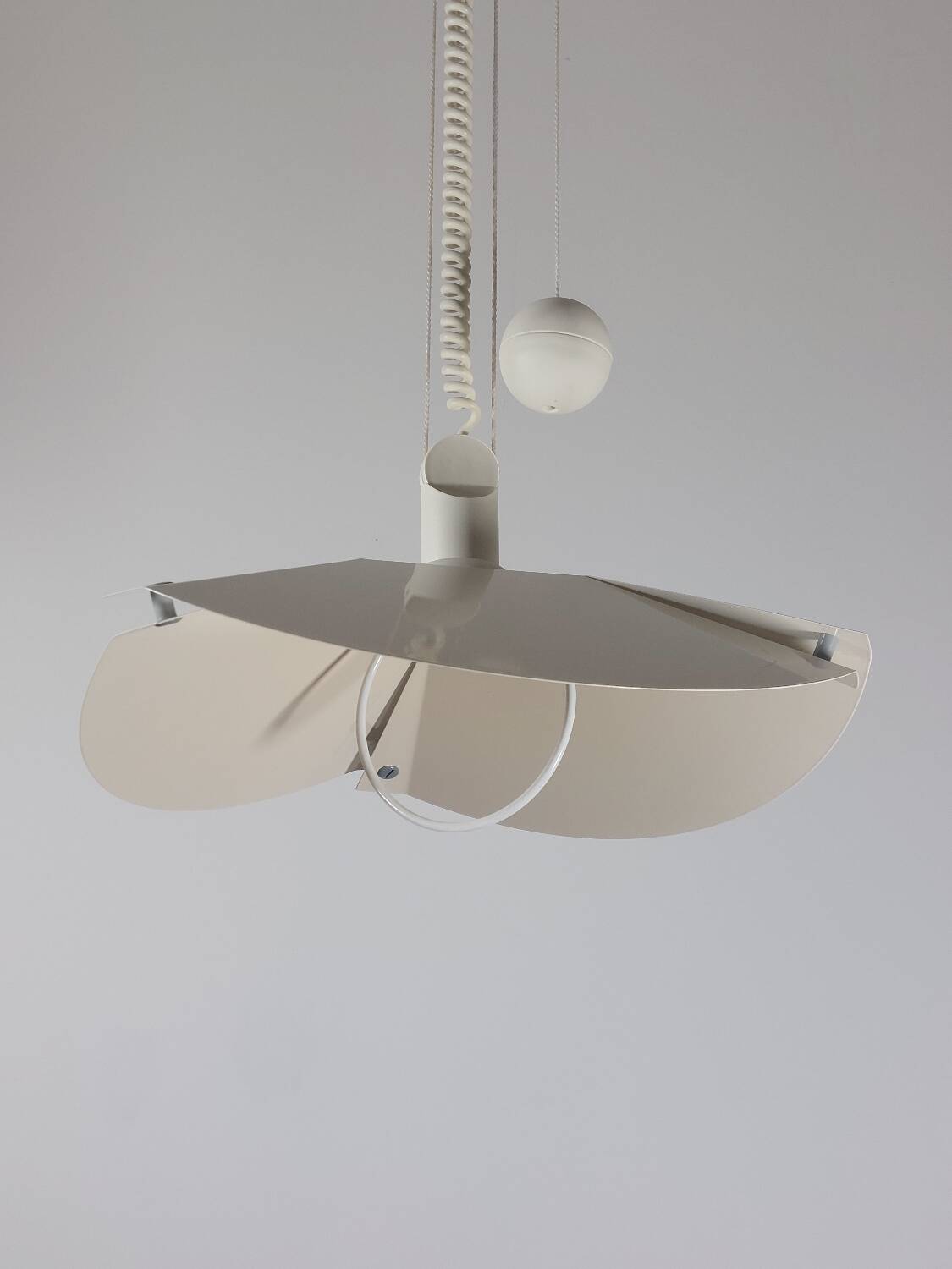 Suspension design vintage, style années 80.