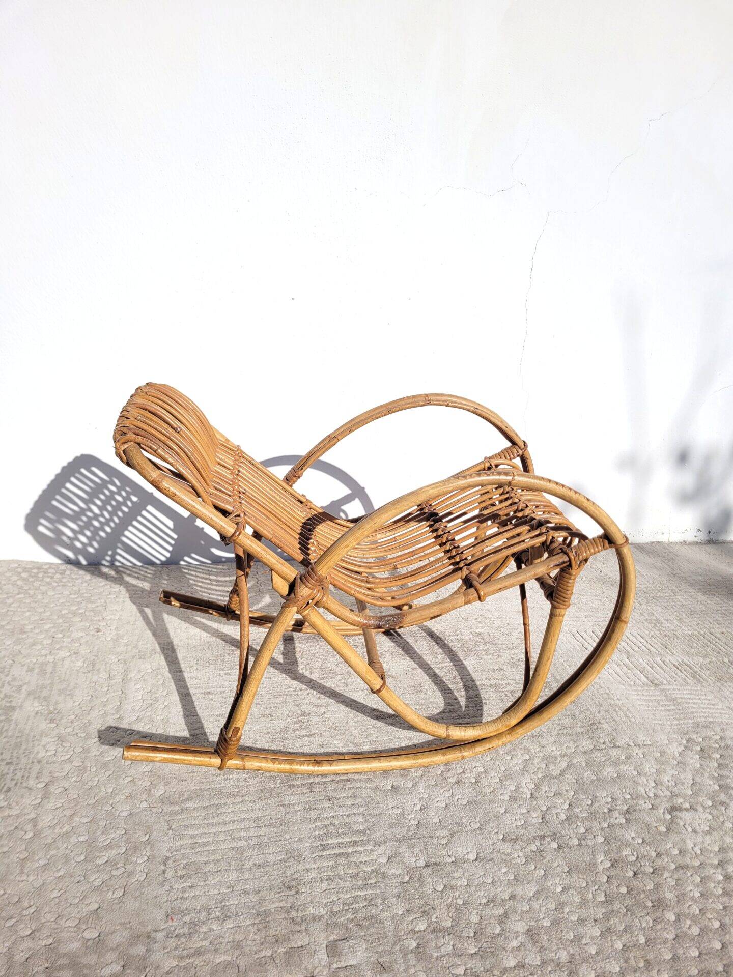 Fauteuil enfant à bascule en rotin 1960