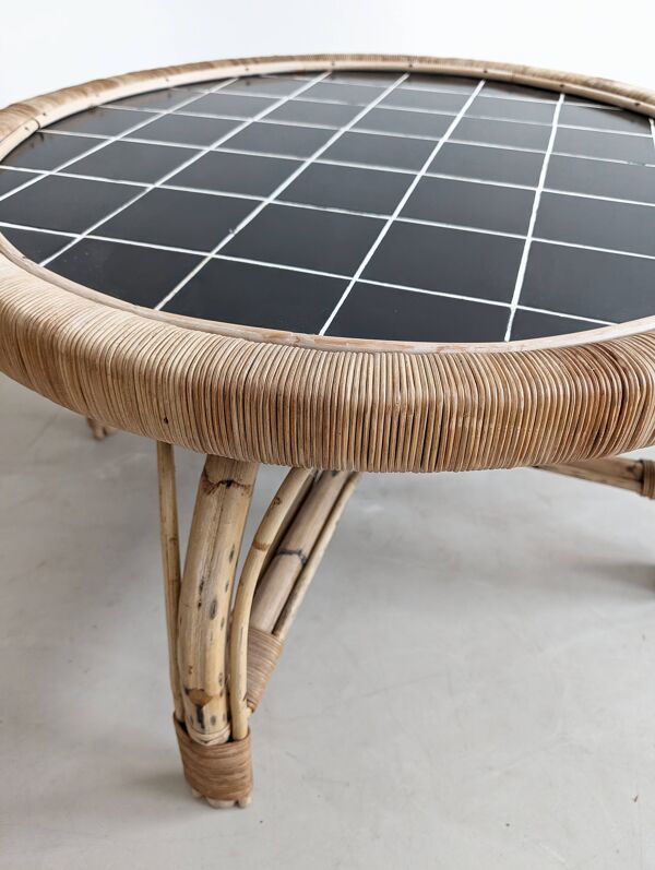 Table basse ronde en rotin et céramique noire, années 1960