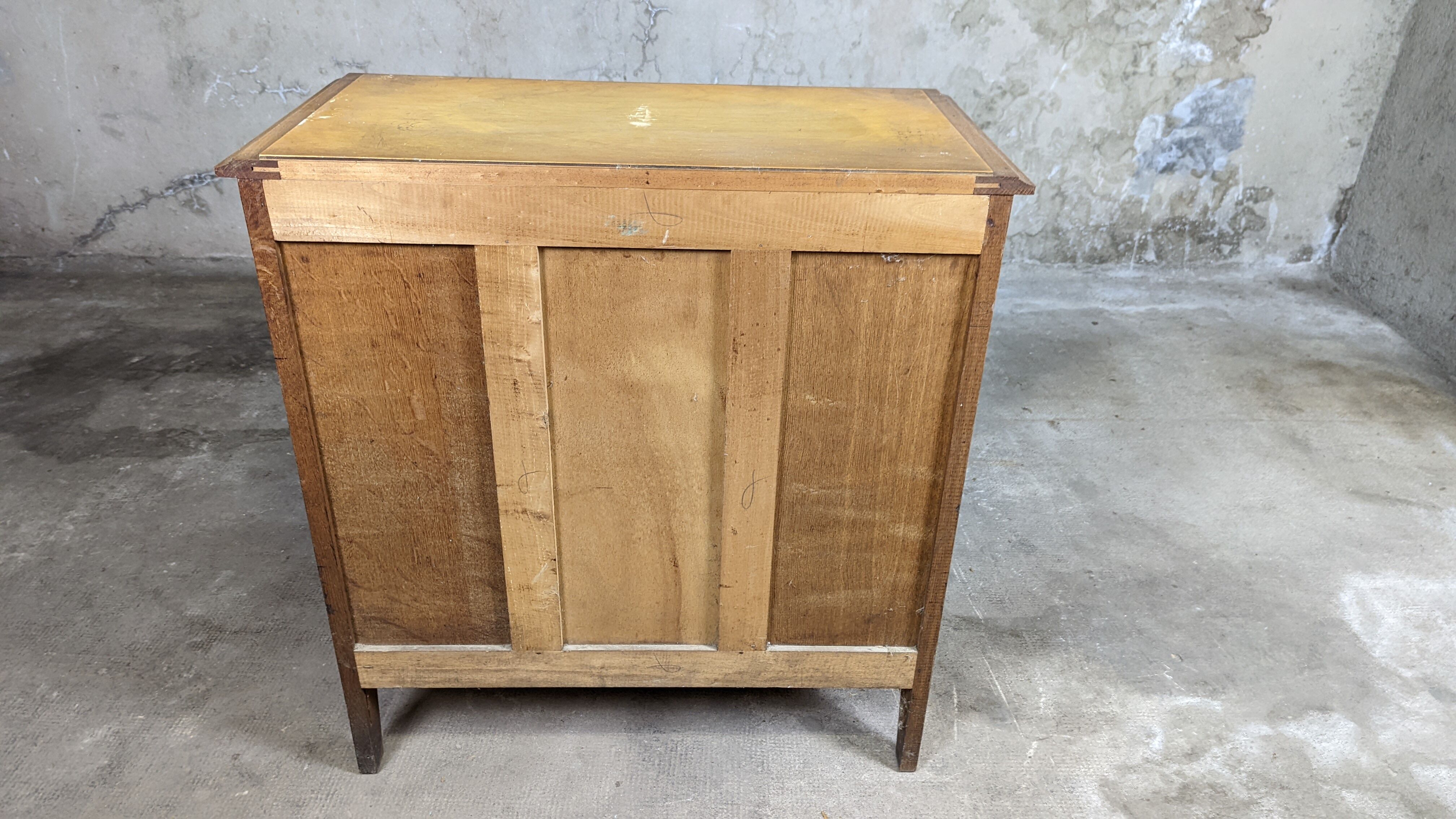 Scandinavian compass foot dresser