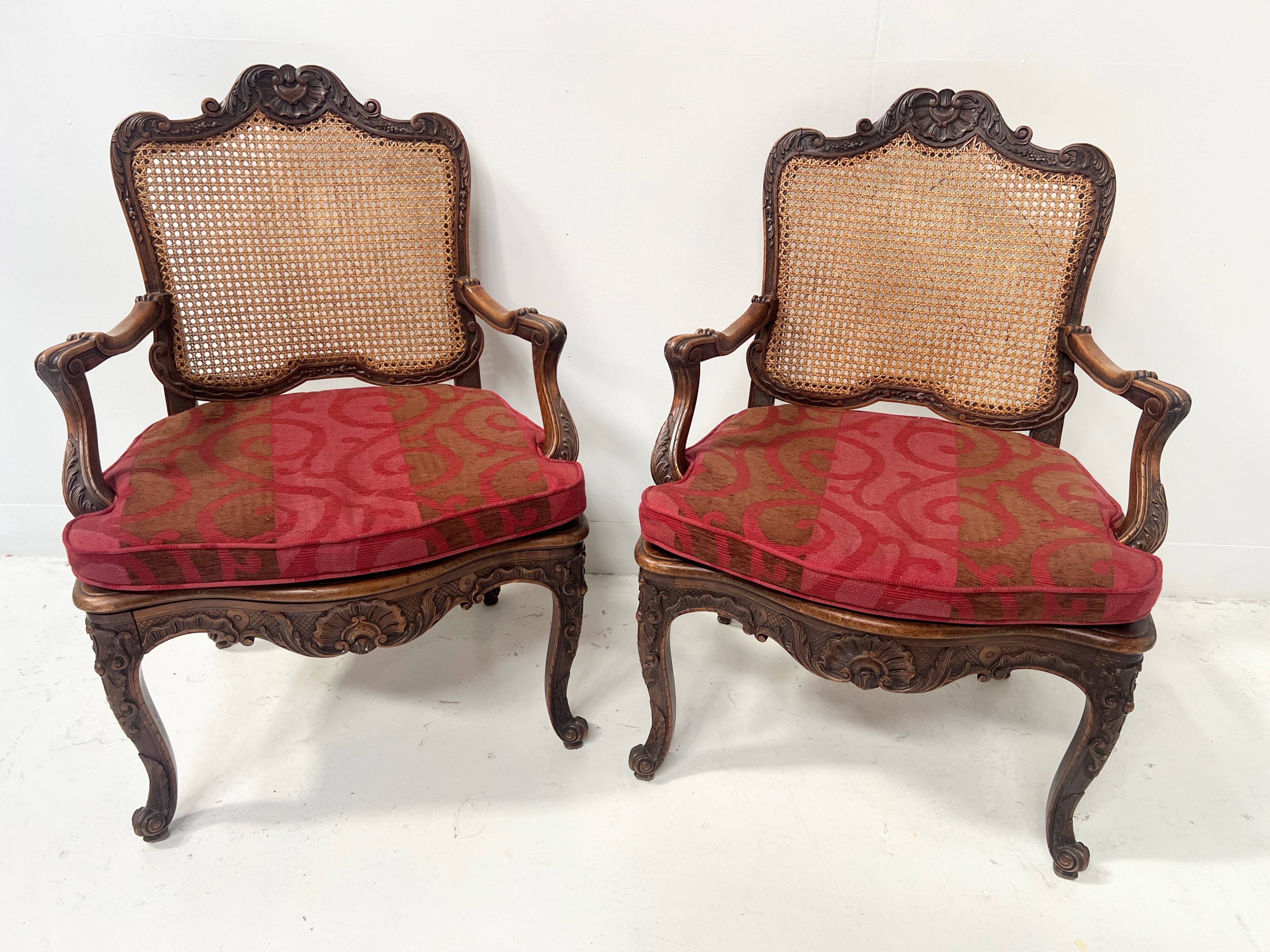 Paire de fauteuils de style Régence en bois naturel XIX siècle