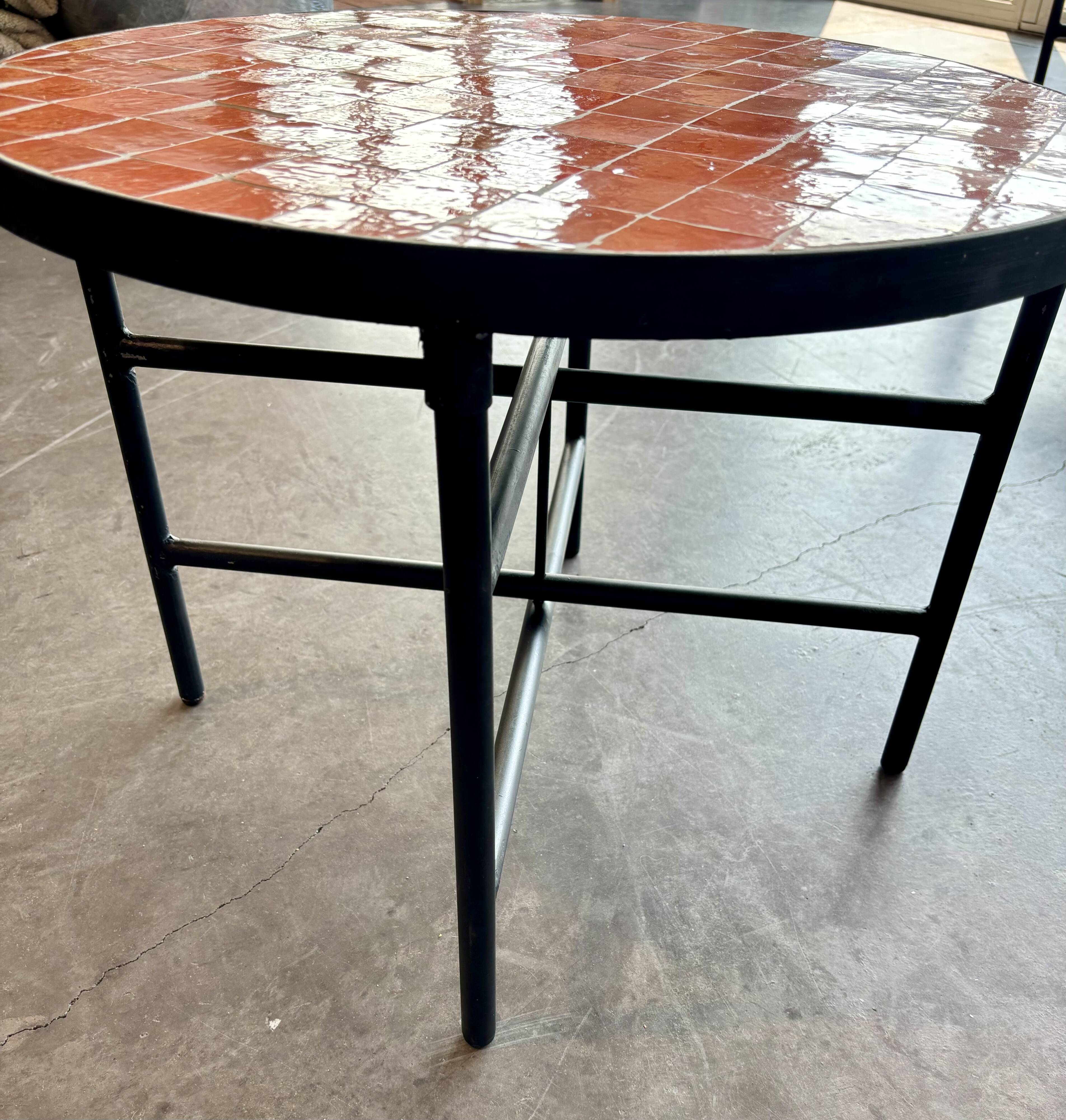 Table basse en zellige orange fabriquer au maroc