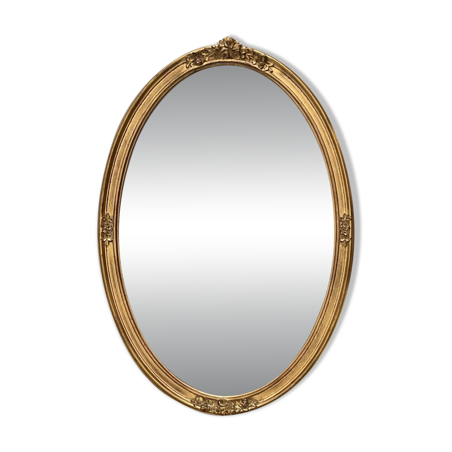 Oval mirror in carved wood