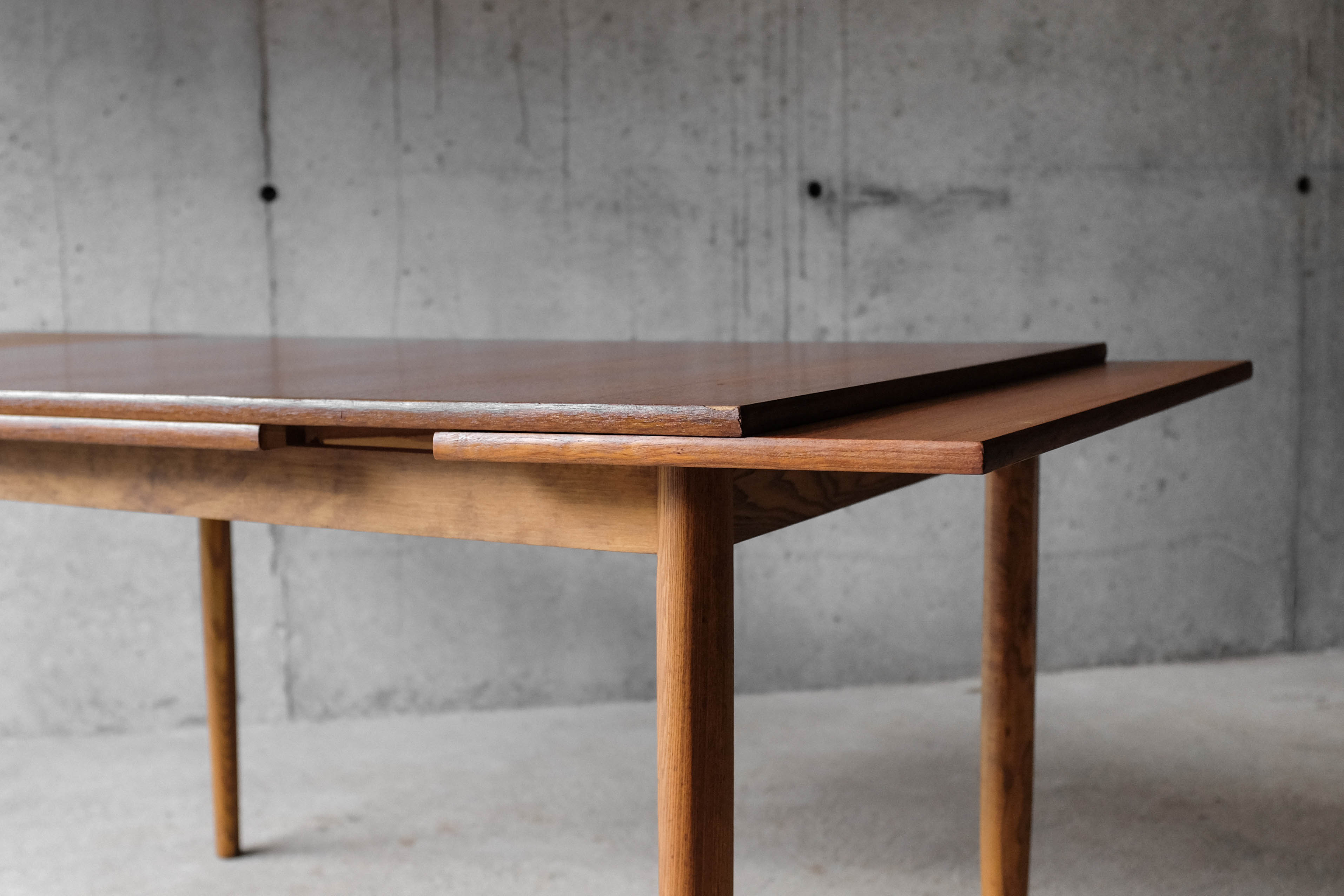 Table and 4 chairs 60