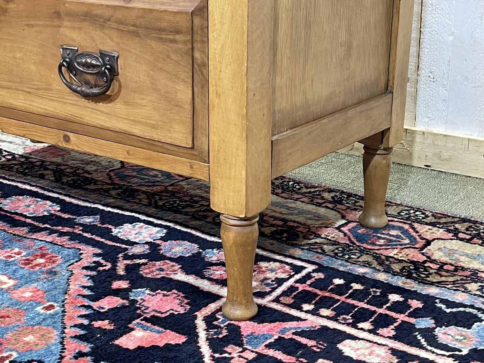 Commode anglaise en noyer du début XXème