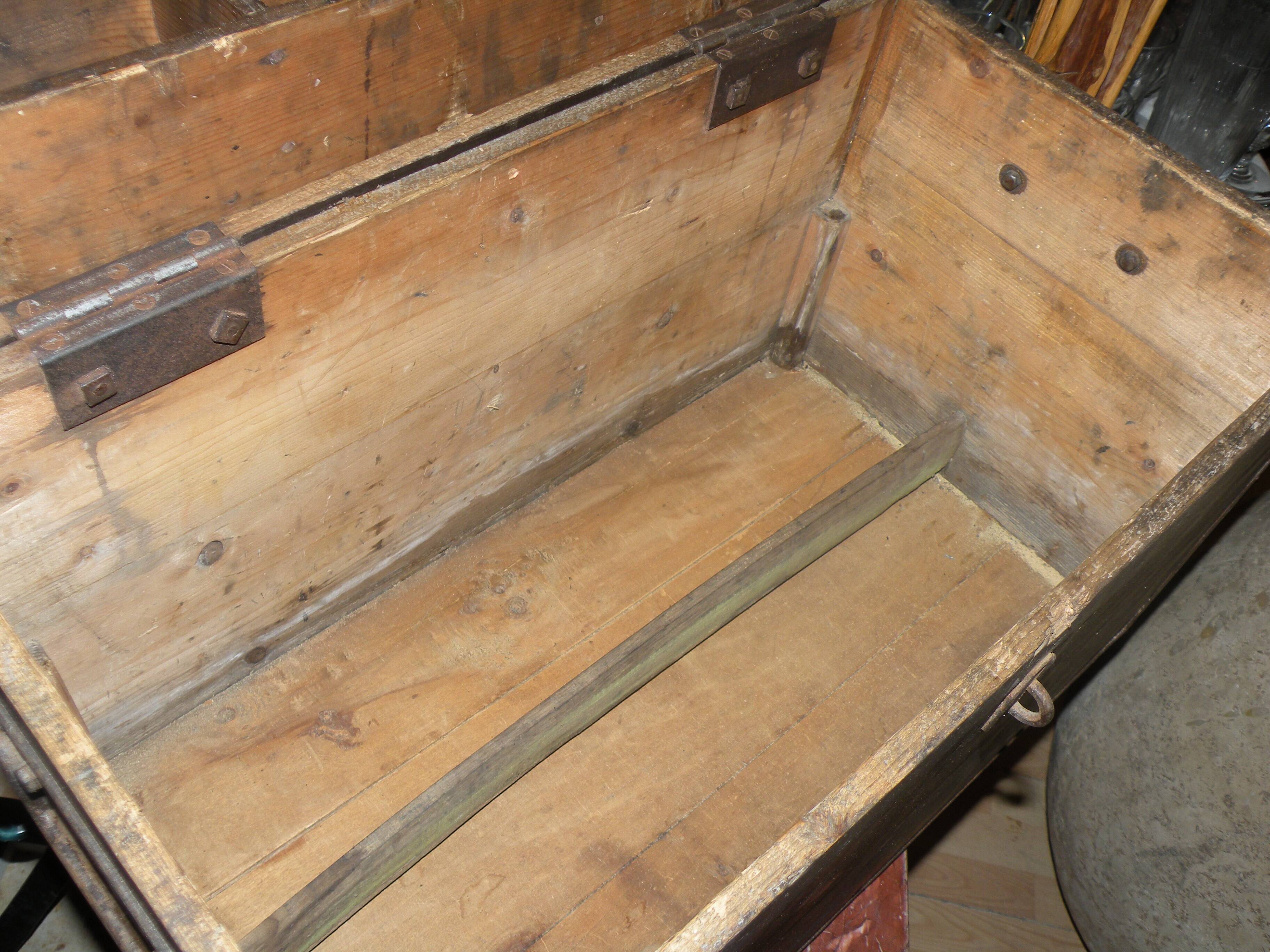 Beautiful cabinetmaker's trunk in wood and metal from the 1900s. With 3 storage compartments