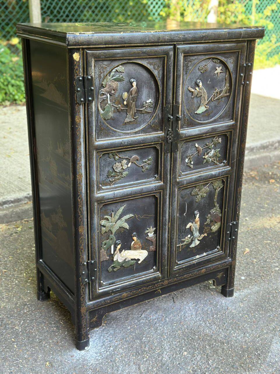 Buffet chinois vintage en laque noire sculptures Nagao des années 50