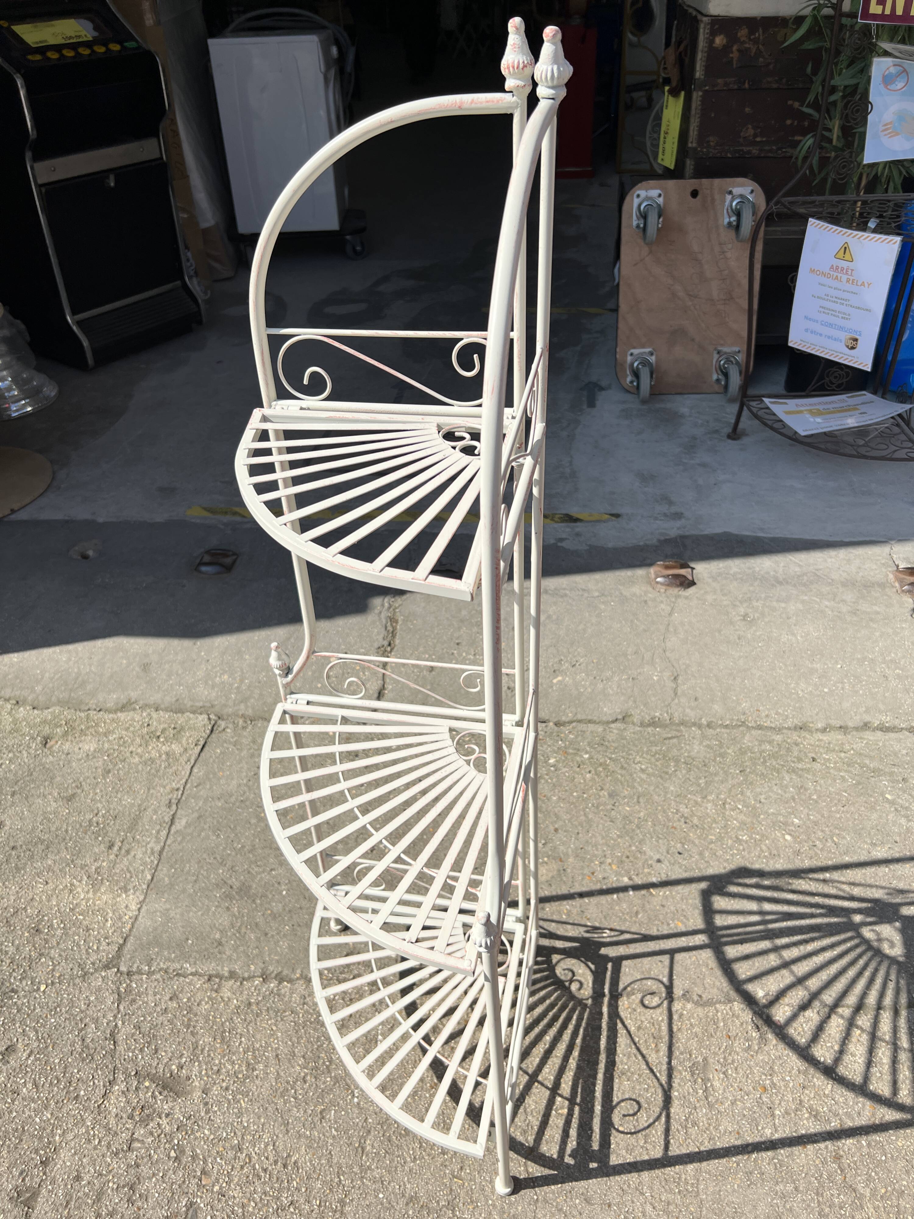 3-level standing storage shelf/garden plant holder