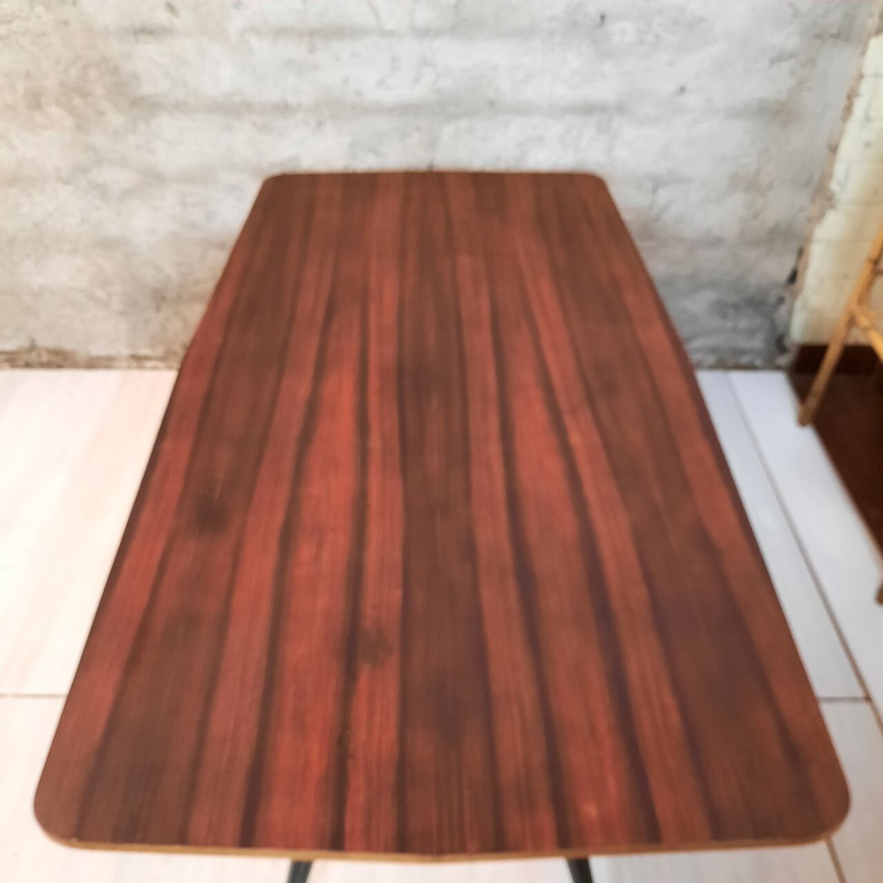 Dining table in teak wood and feet in painted metal.
