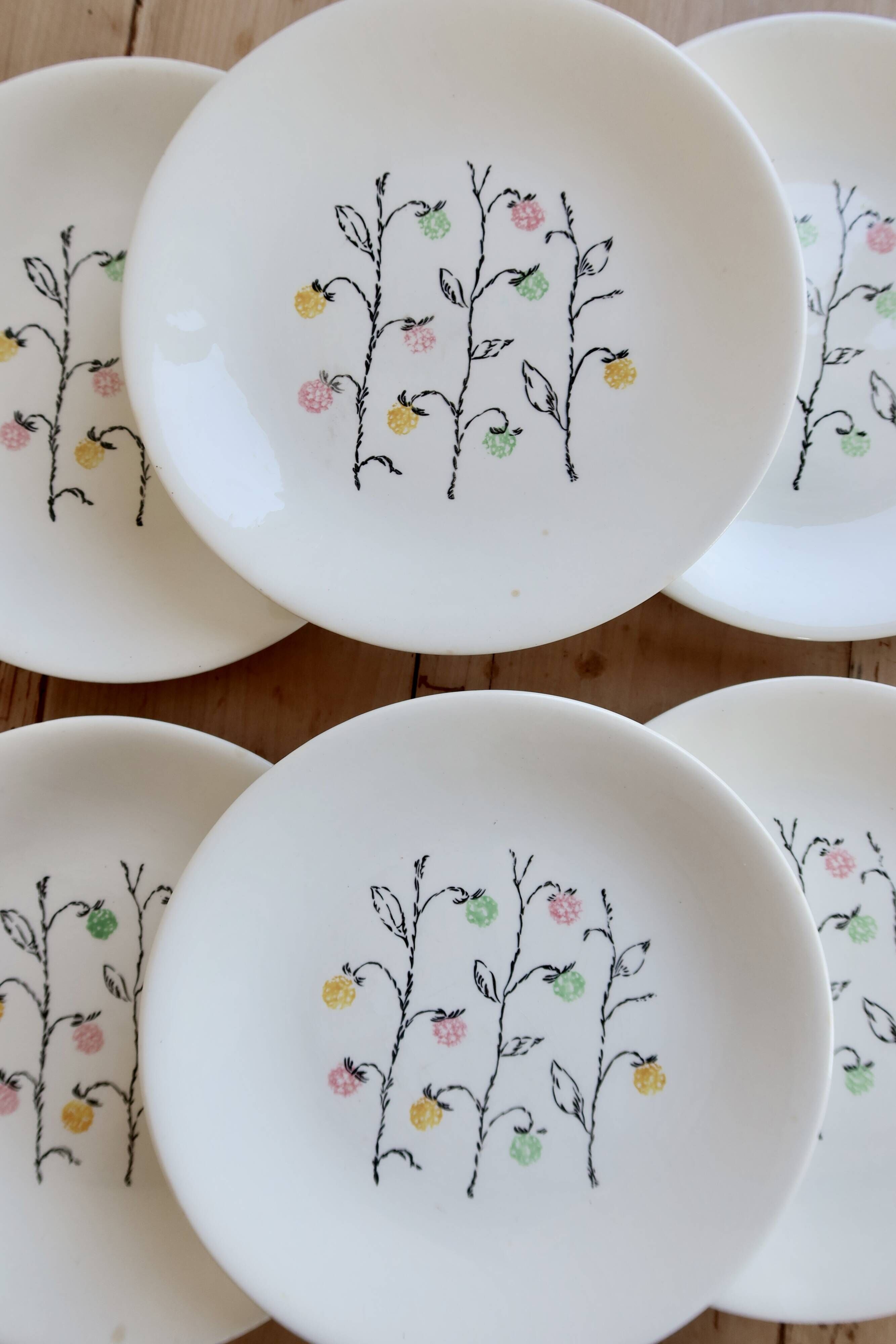 6 vintage flat plates from Gien, model Marie-Claire.