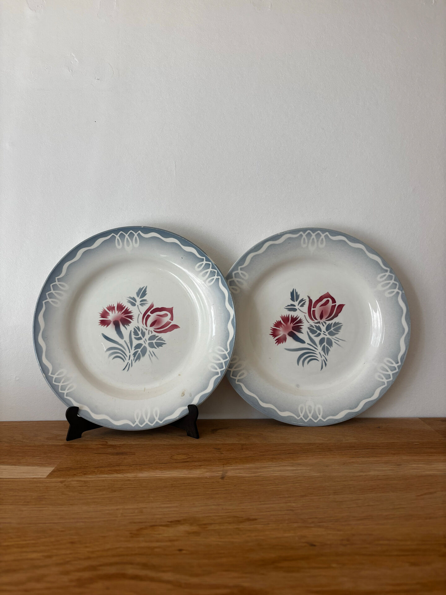 Ensemble de deux assiettes plates fleuries en faïence