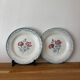 Ensemble de deux assiettes plates fleuries en faïence