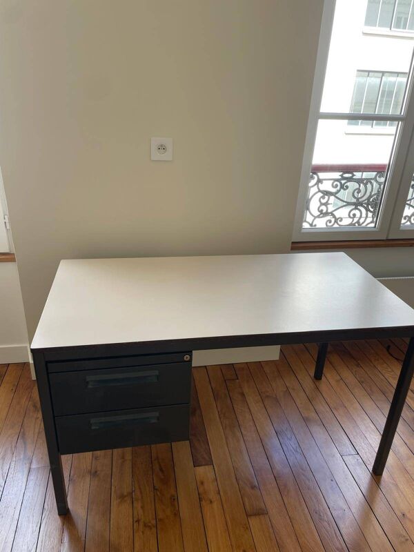 Bureau Industriel Van Blerk en acier et formica