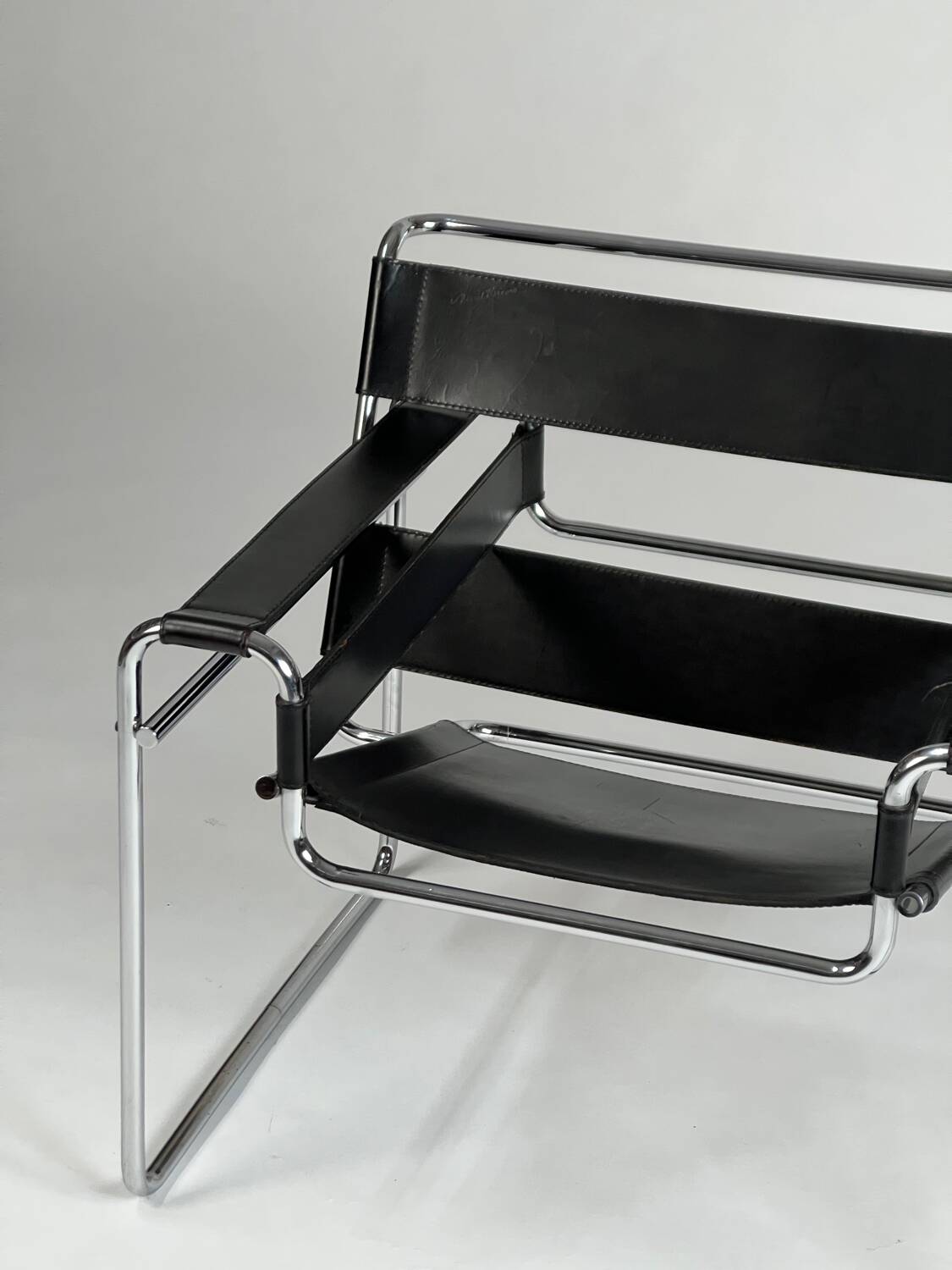 Wassily Chair B3 club chair Marcel Breuer Gavina leather