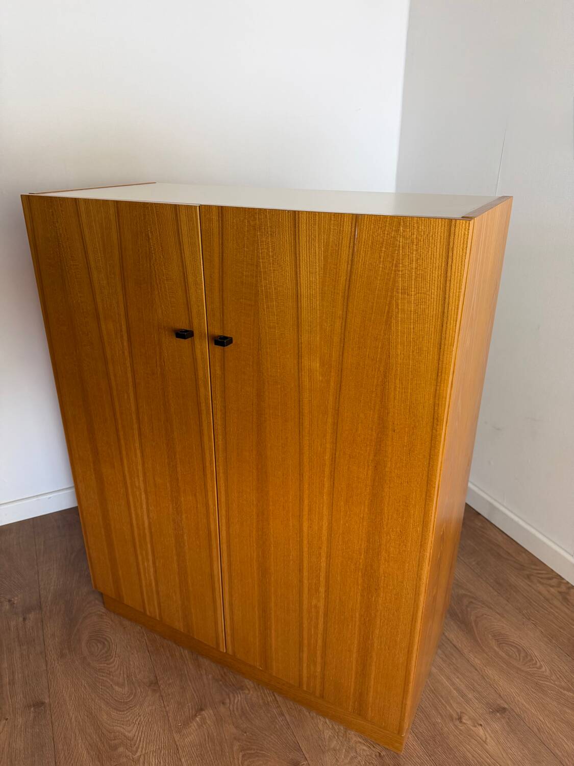 Armoire vintage