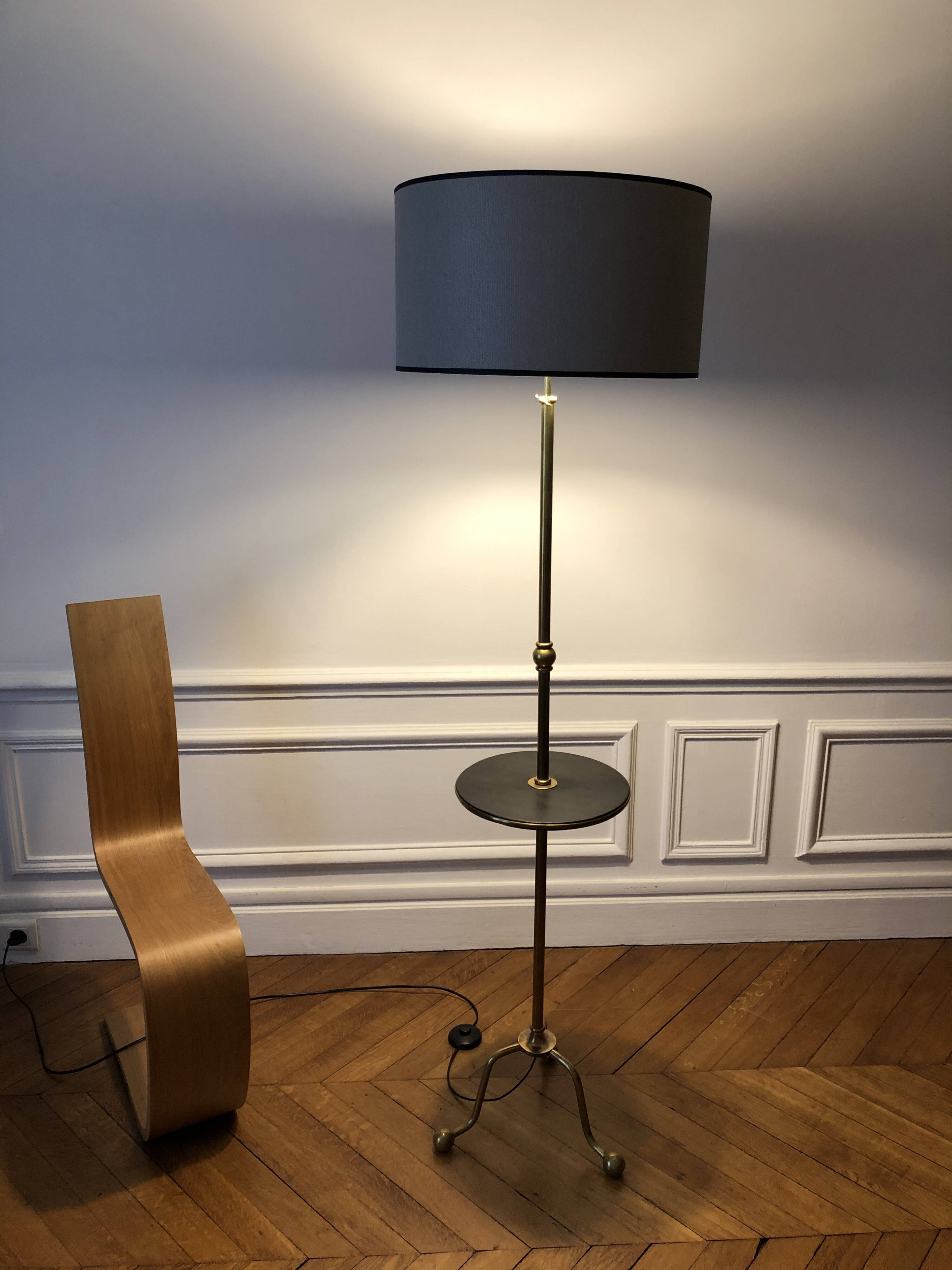 Tripod floor lamp with adjustable height and shelf from the 1960s.