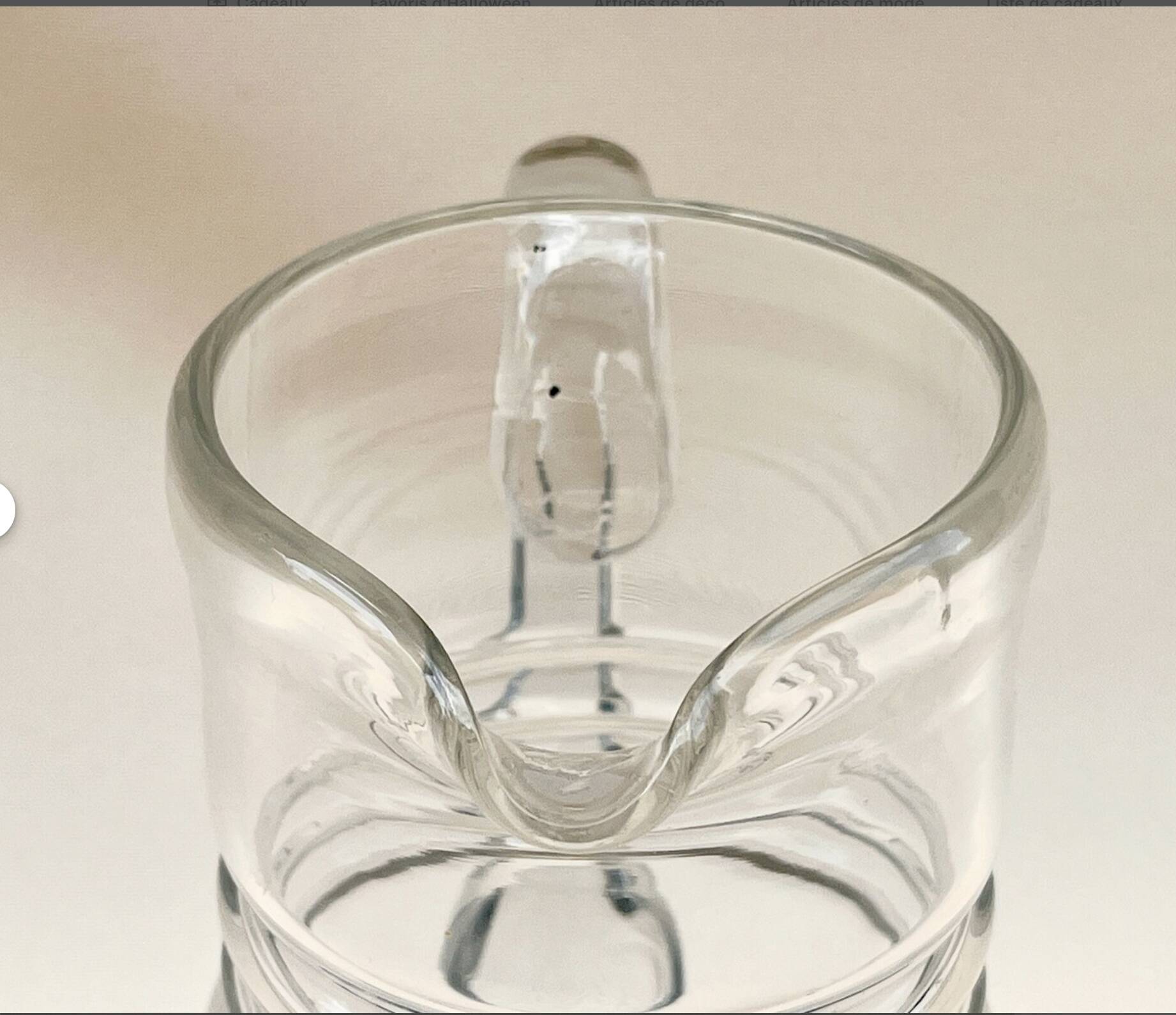 Ancienne carafe  pichet en verre soufflé  décor de feuilles ciselées 1940