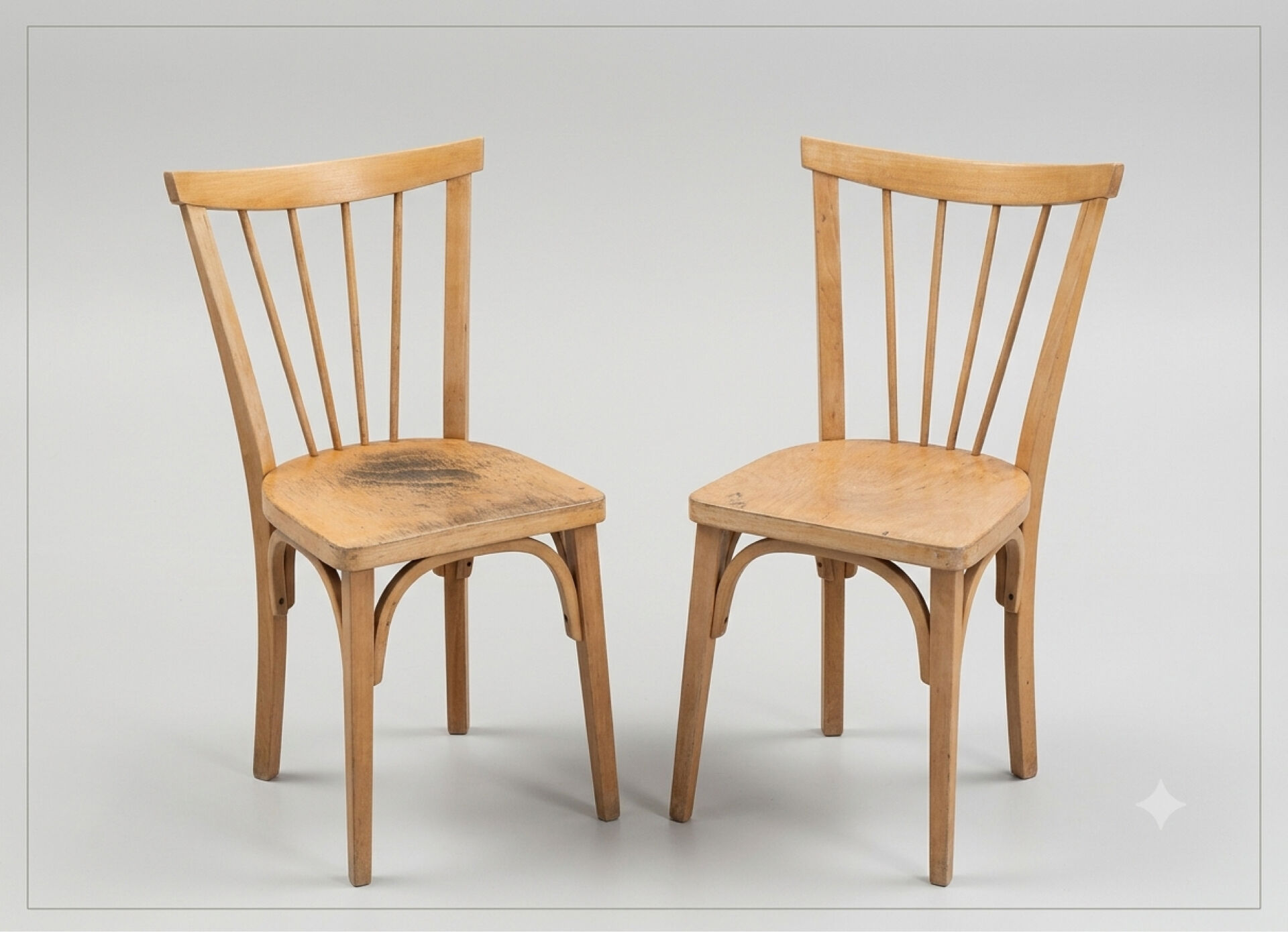 Pair of vintage bistro chairs with slats in beech (1960) - Style