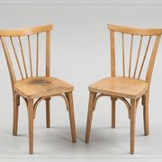 Pair of vintage bistro chairs with slats in beech (1960) - Style
