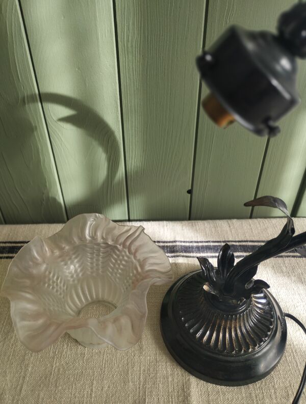 Lampe tulipe en métal noir patiné et abat-jour en verre opaque