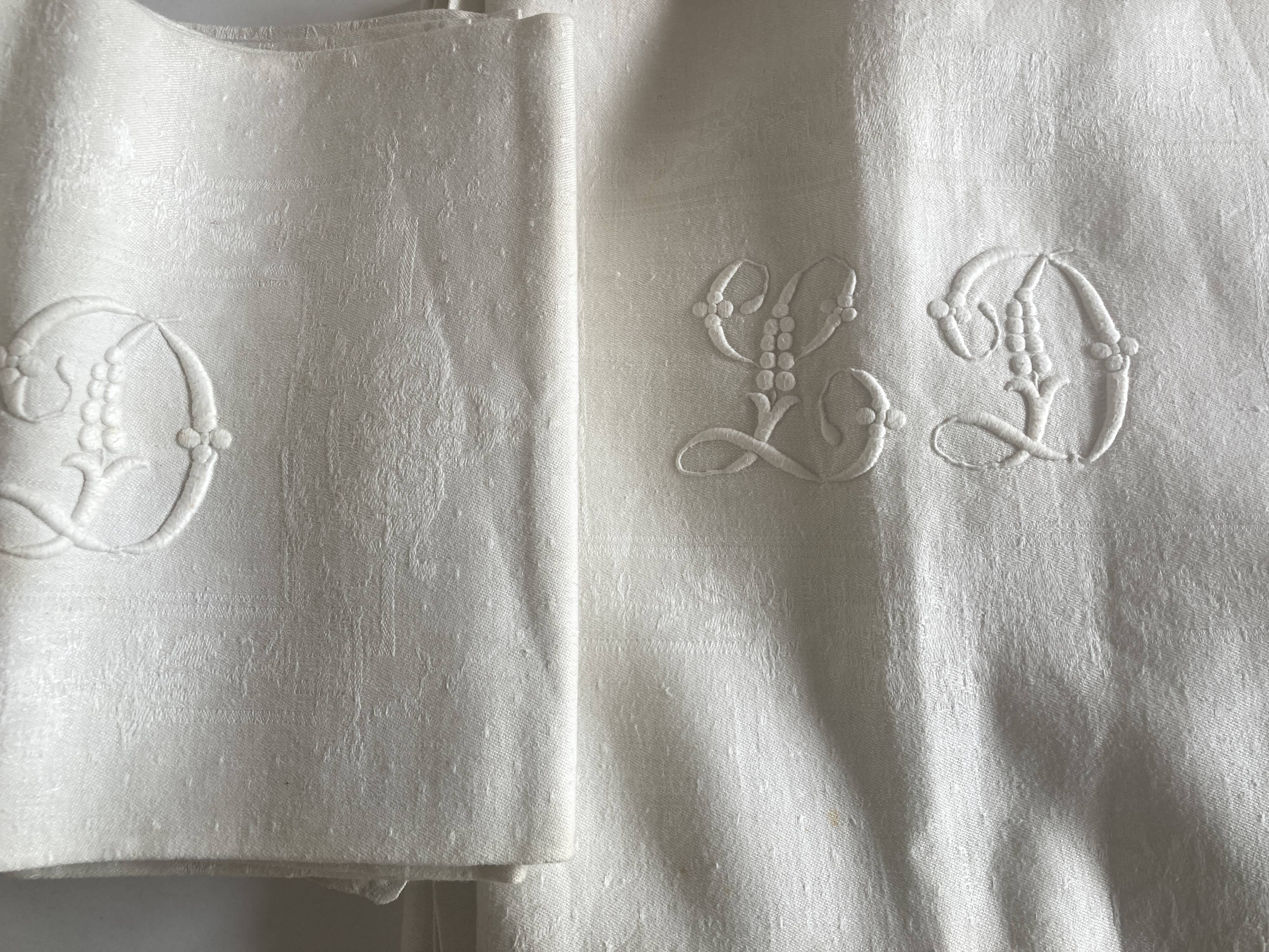 Nappe et 12 serviettes en damas de lin brodé LD 2,40m