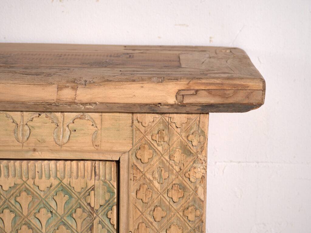 Buffet bas ancien sculpté en bois de sapin – Chine, vers 1900