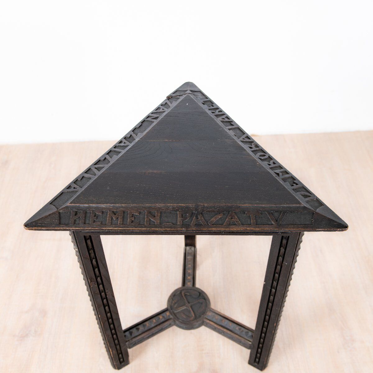 Guéridon en bois teinté et sculpté benjamin gomez– vers 1920–1930