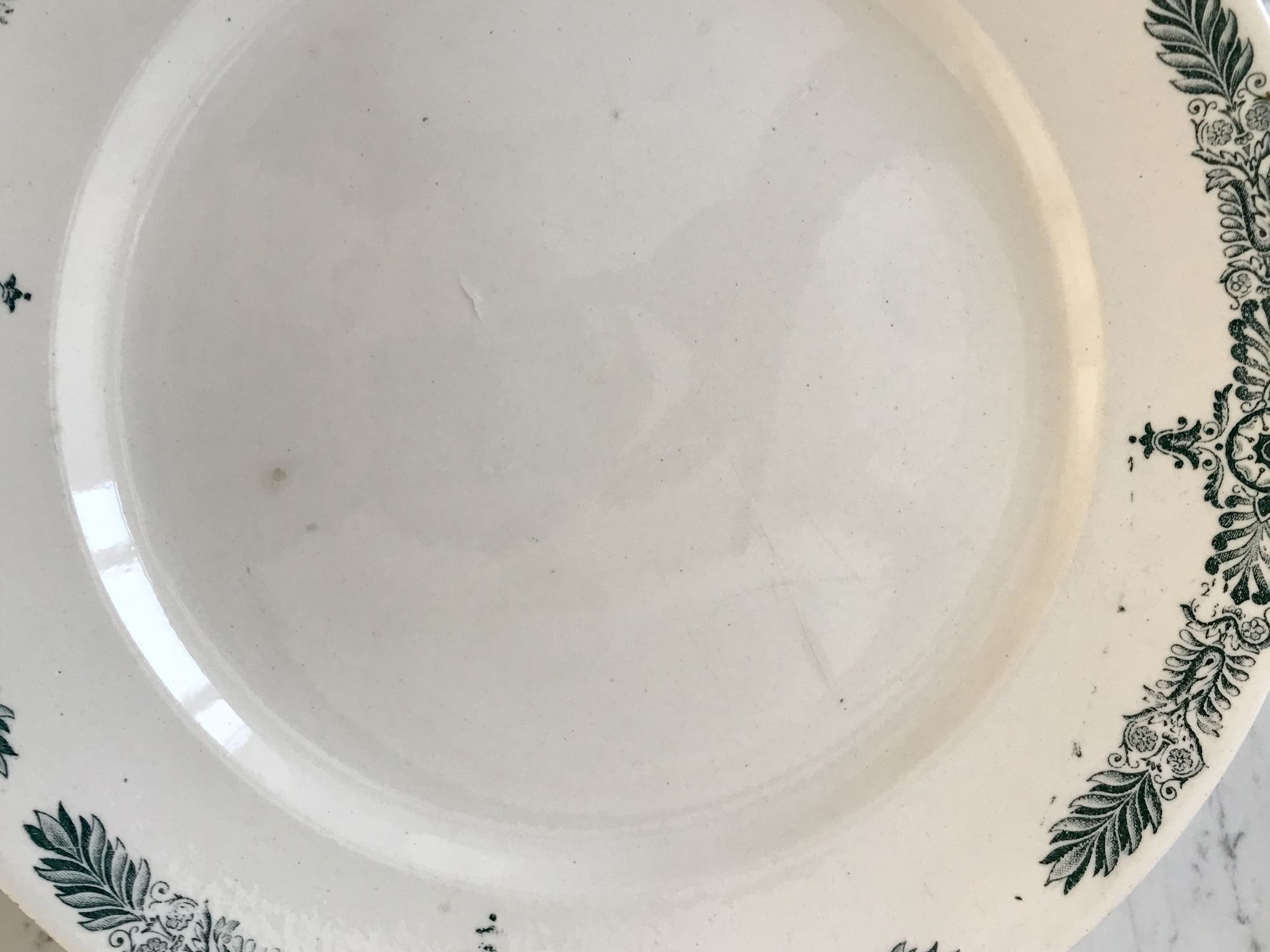 Plat rond Terre de Fer Longchamp milieu XIXème