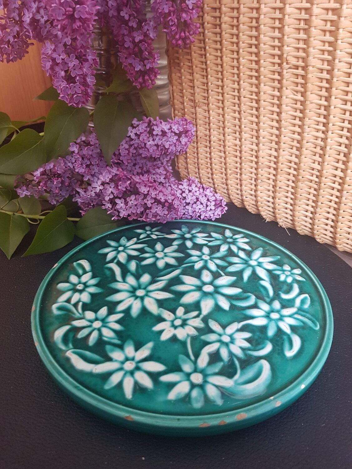Dessous de plat vert à fleurs