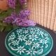 Dessous de plat vert à fleurs